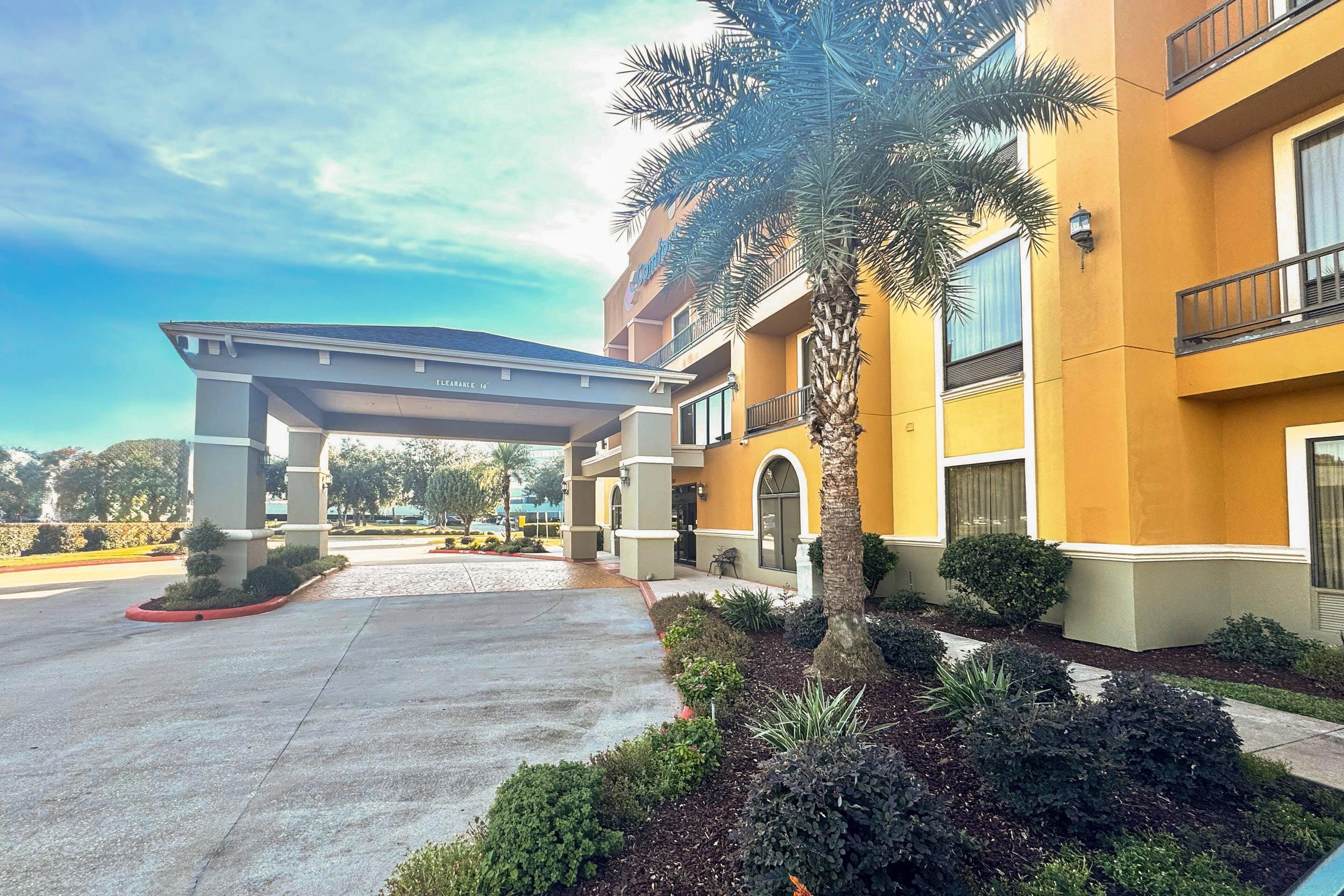 Hotel exterior | Comfort Suites Westchase Houston Energy Corridor