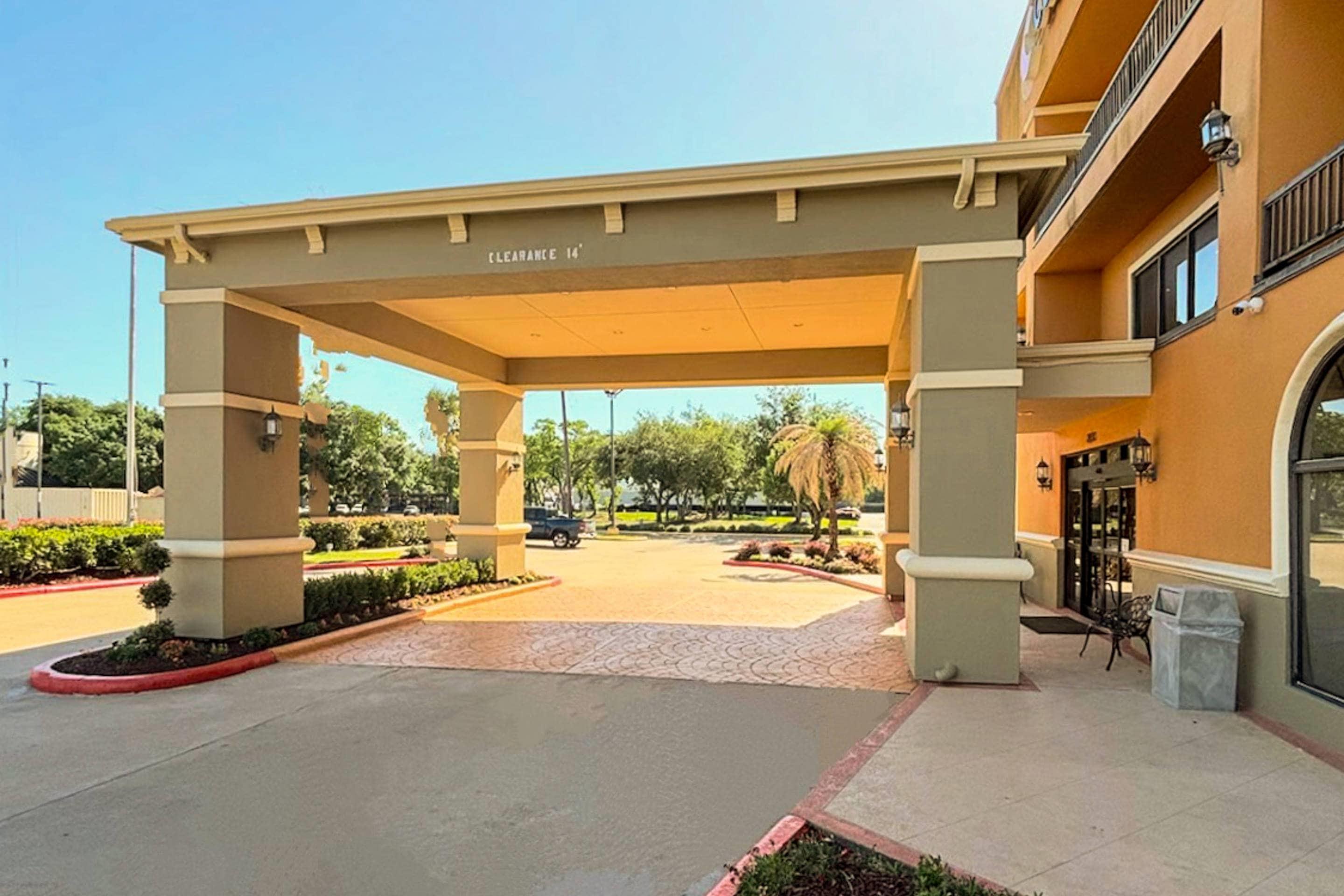 Hotel exterior | Comfort Suites Westchase Houston Energy Corridor