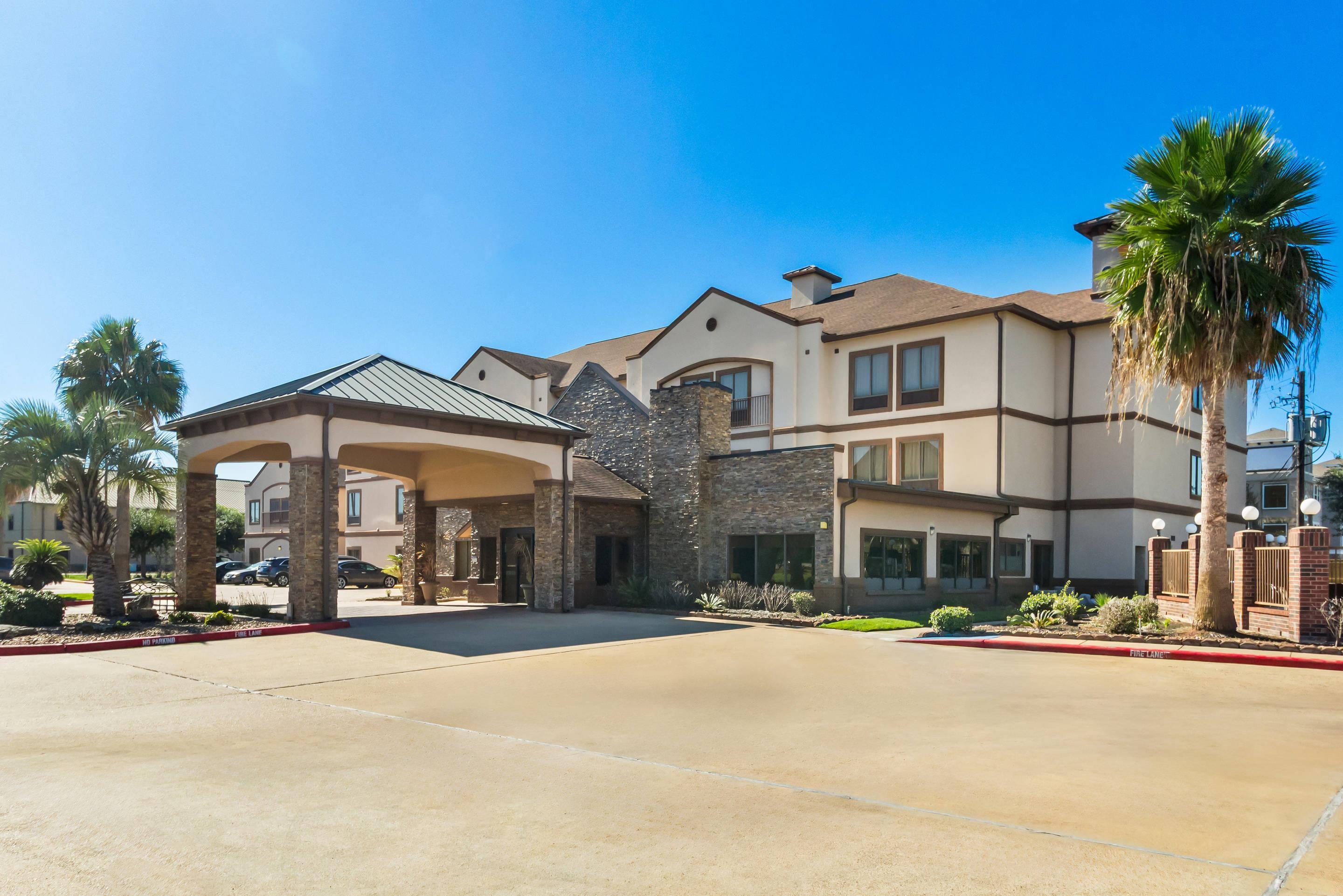 Hotel exterior | Comfort Suites Lake Jackson Clute