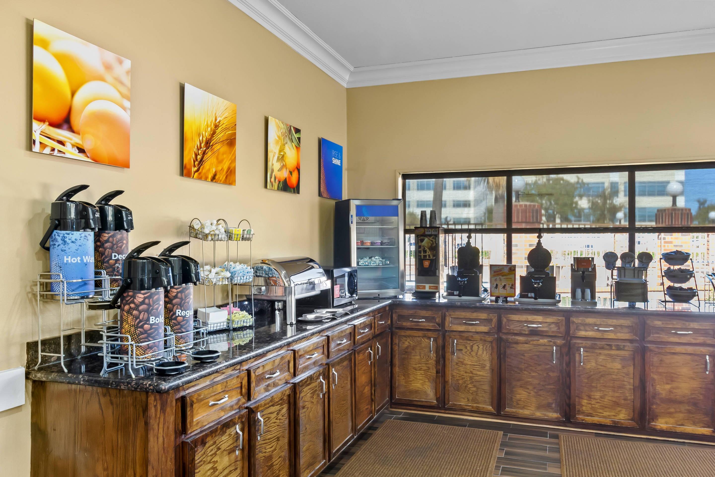 Breakfast area | Comfort Suites Lake Jackson Clute