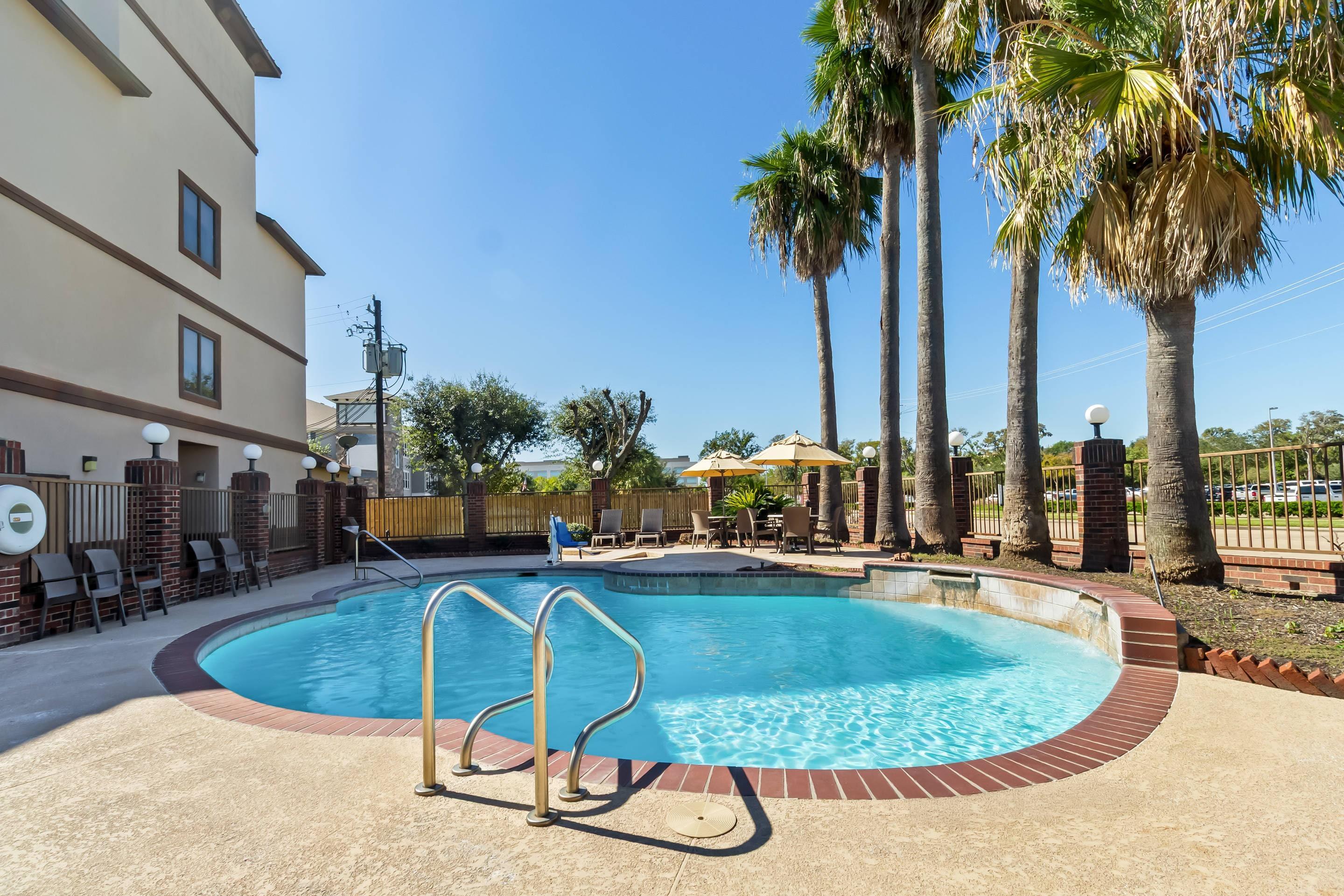 Outdoor pool | Comfort Suites Lake Jackson Clute