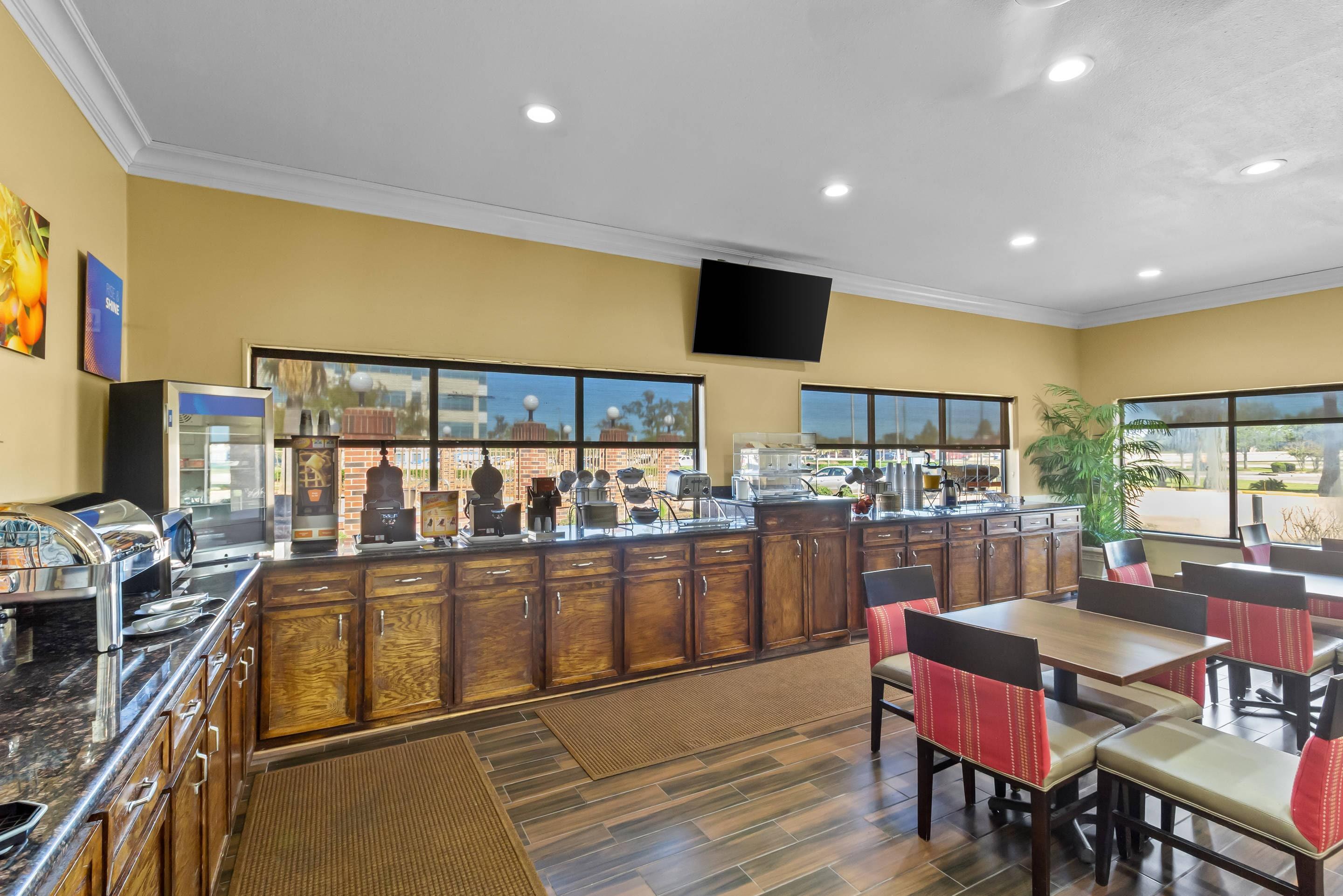 Breakfast area | Comfort Suites Lake Jackson Clute
