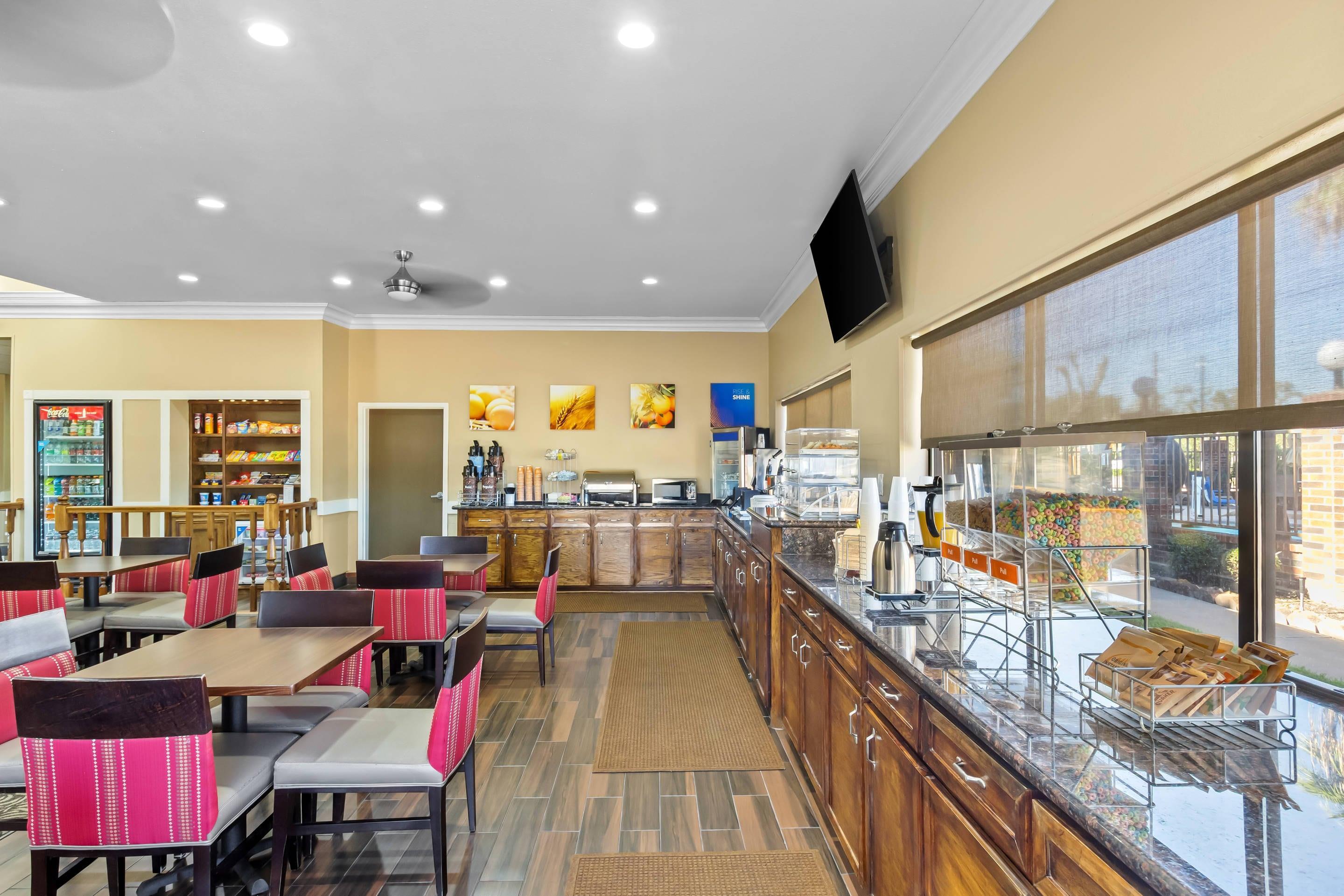 Enjoy breakfast in this seating area | Comfort Suites Lake Jackson Clute