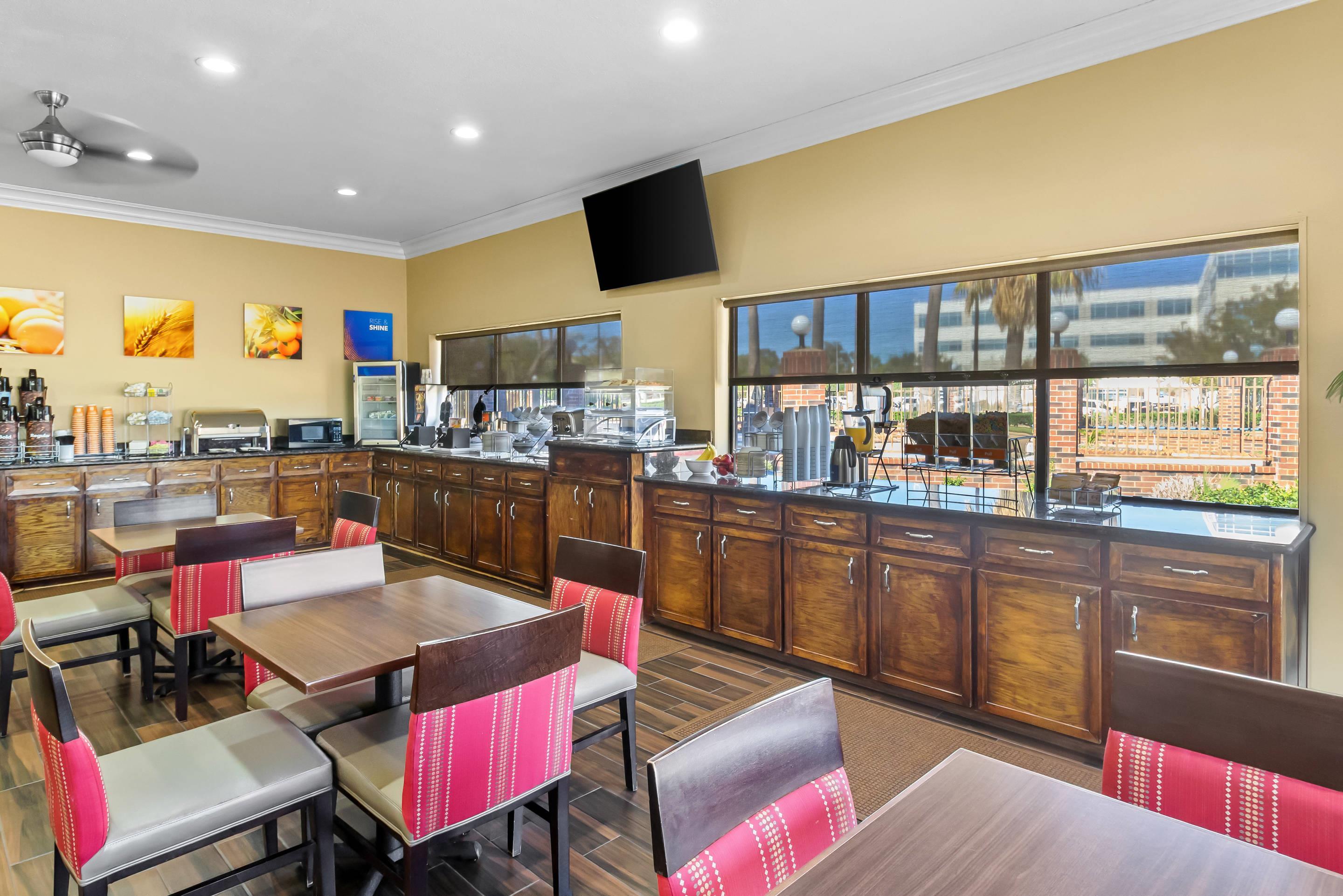 Enjoy breakfast in this seating area | Comfort Suites Lake Jackson Clute