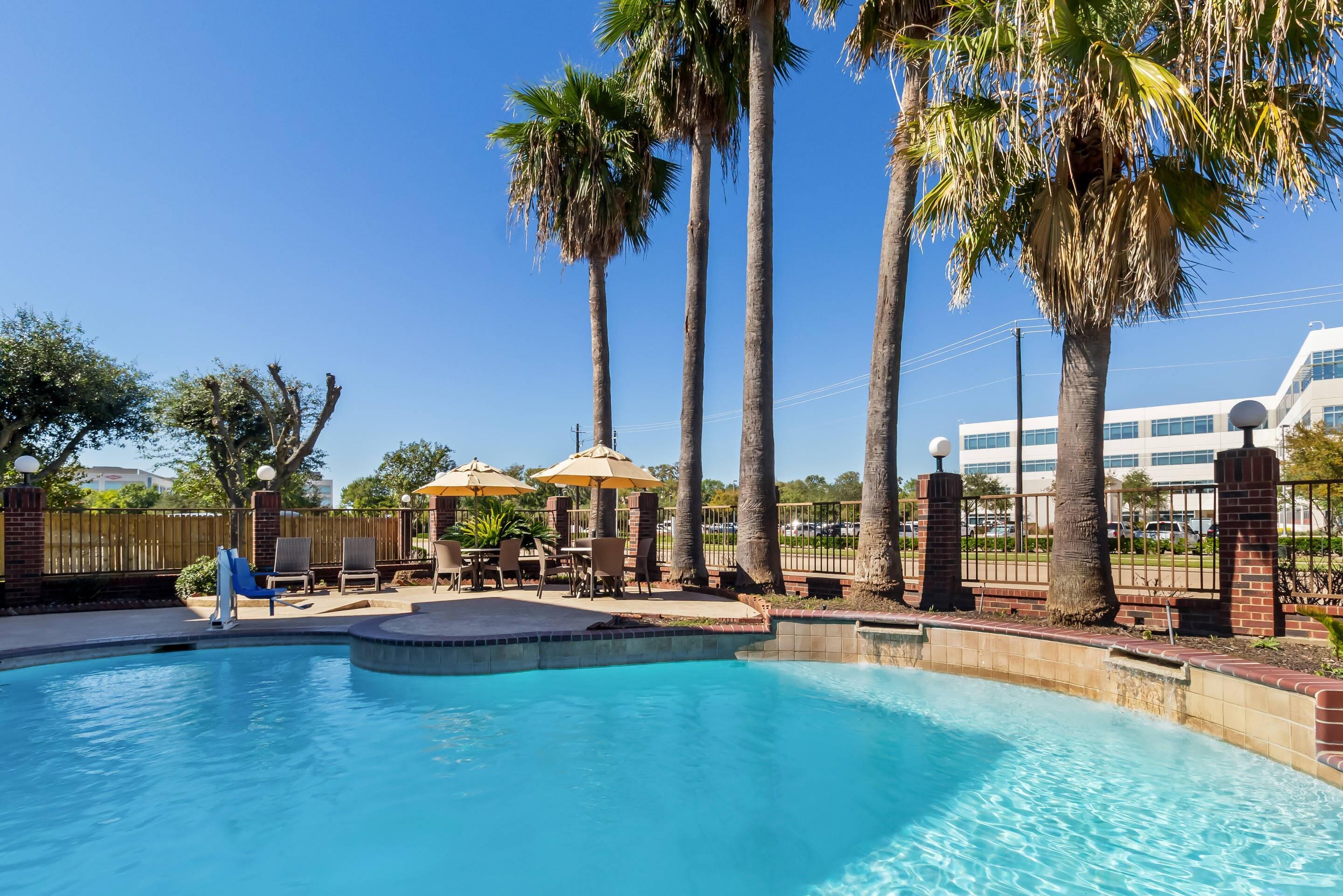 Outdoor pool | Comfort Suites Lake Jackson Clute