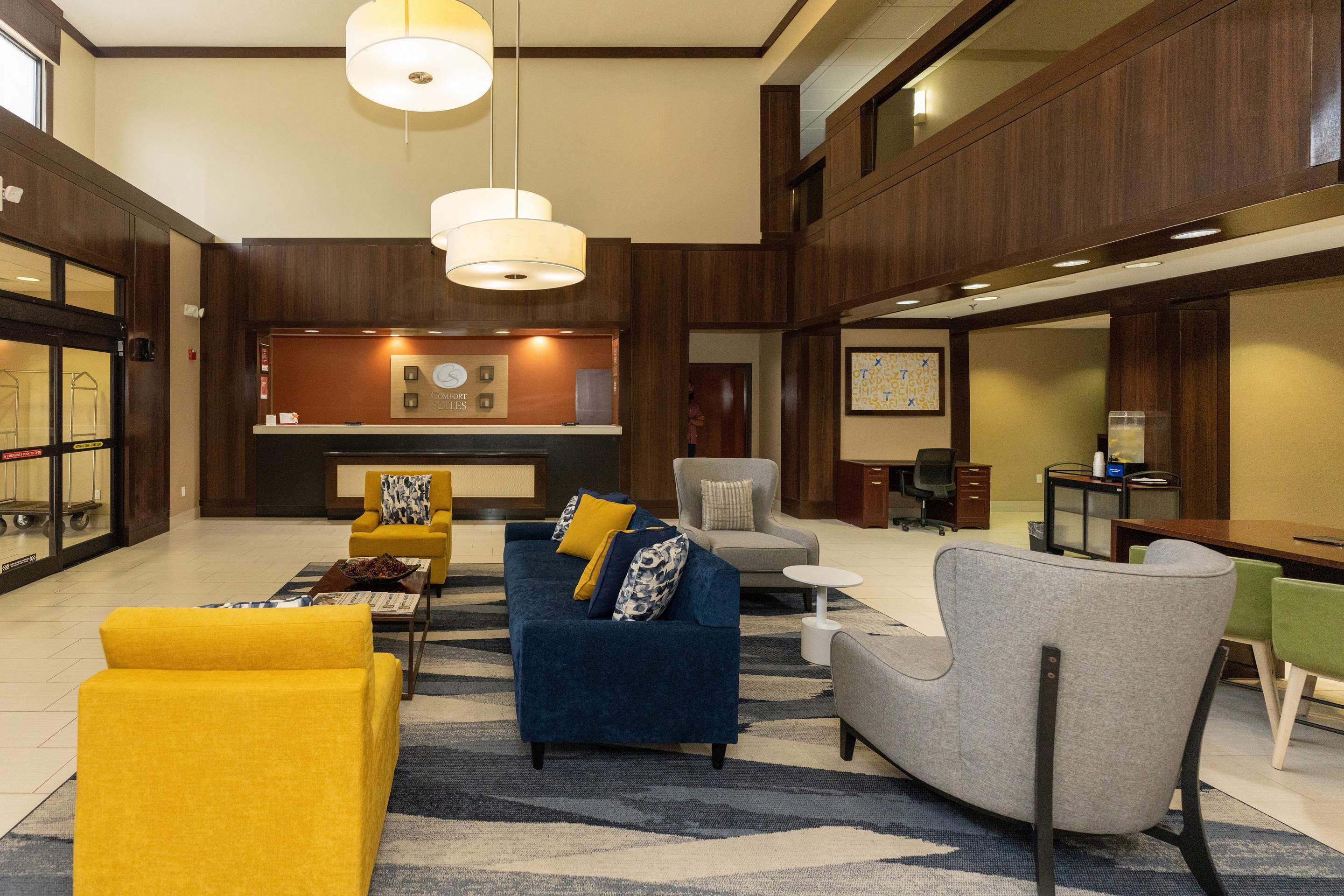 Lobby with sitting area | Comfort Suites Houston West at Clay Road