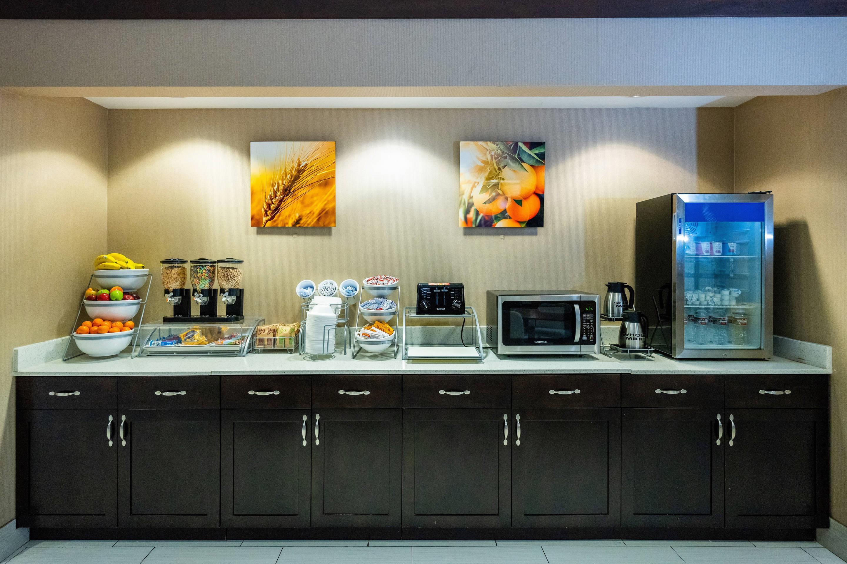 Breakfast area | Comfort Suites Houston West at Clay Road