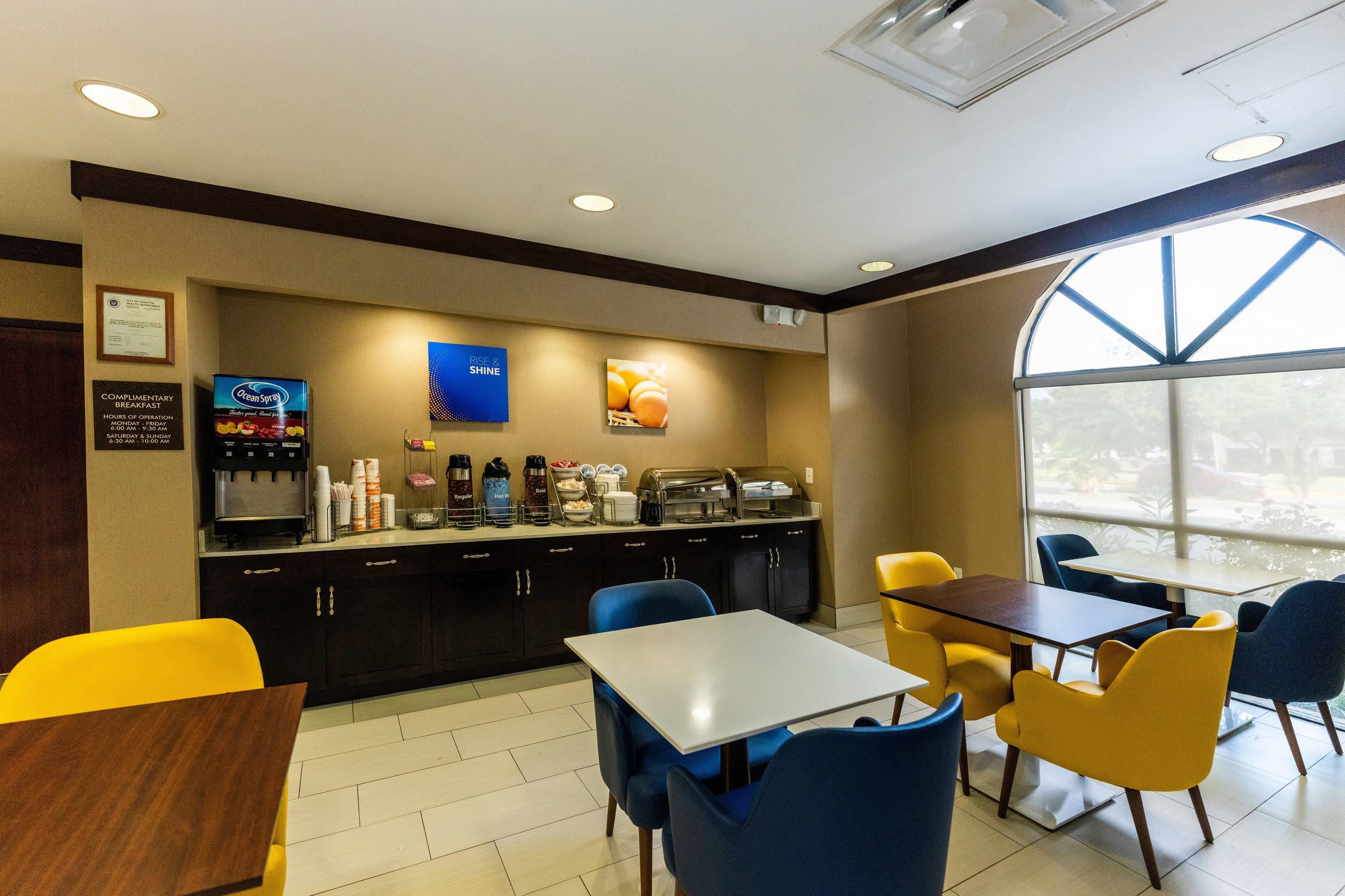 Breakfast area | Comfort Suites Houston West at Clay Road