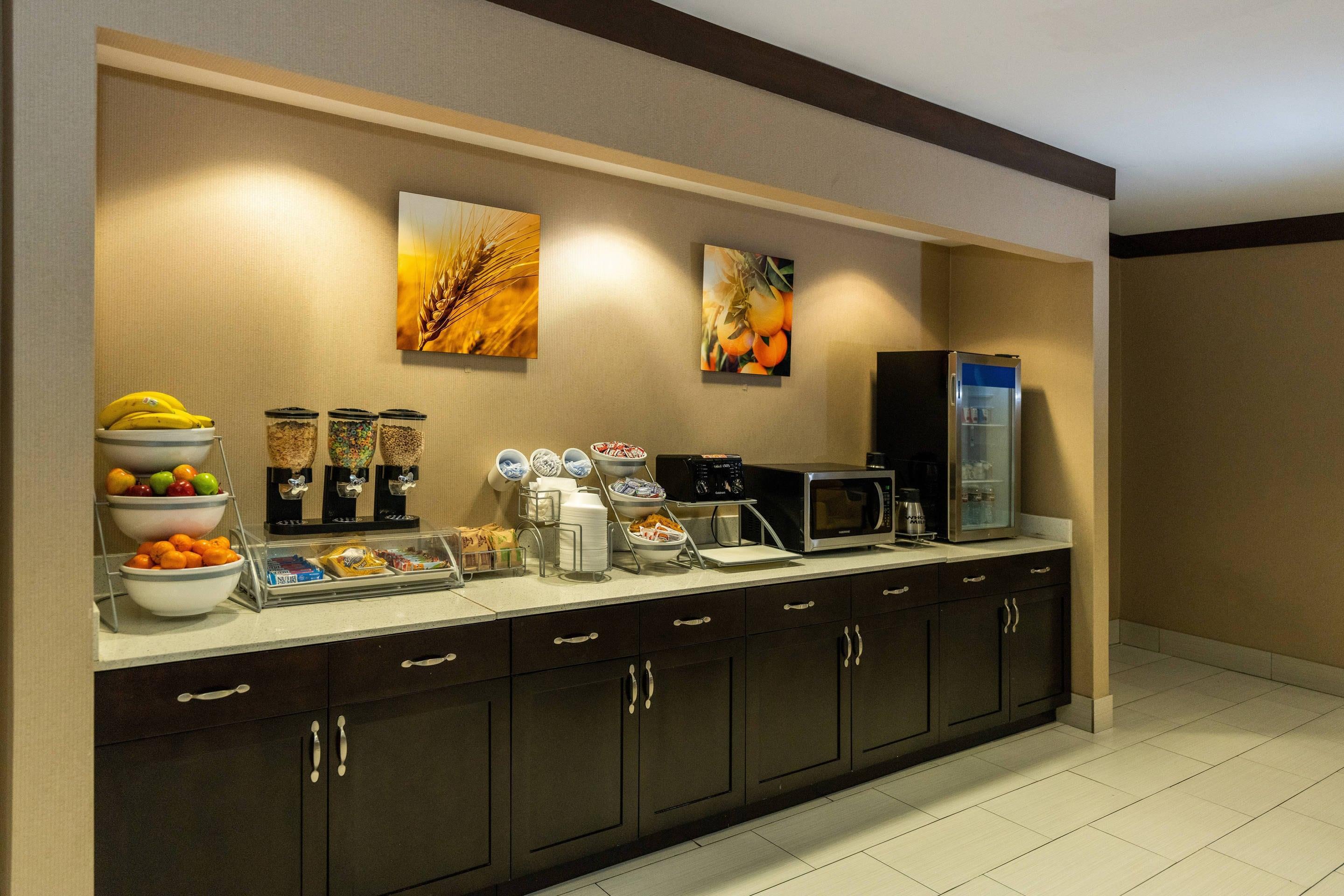 Breakfast area | Comfort Suites Houston West at Clay Road