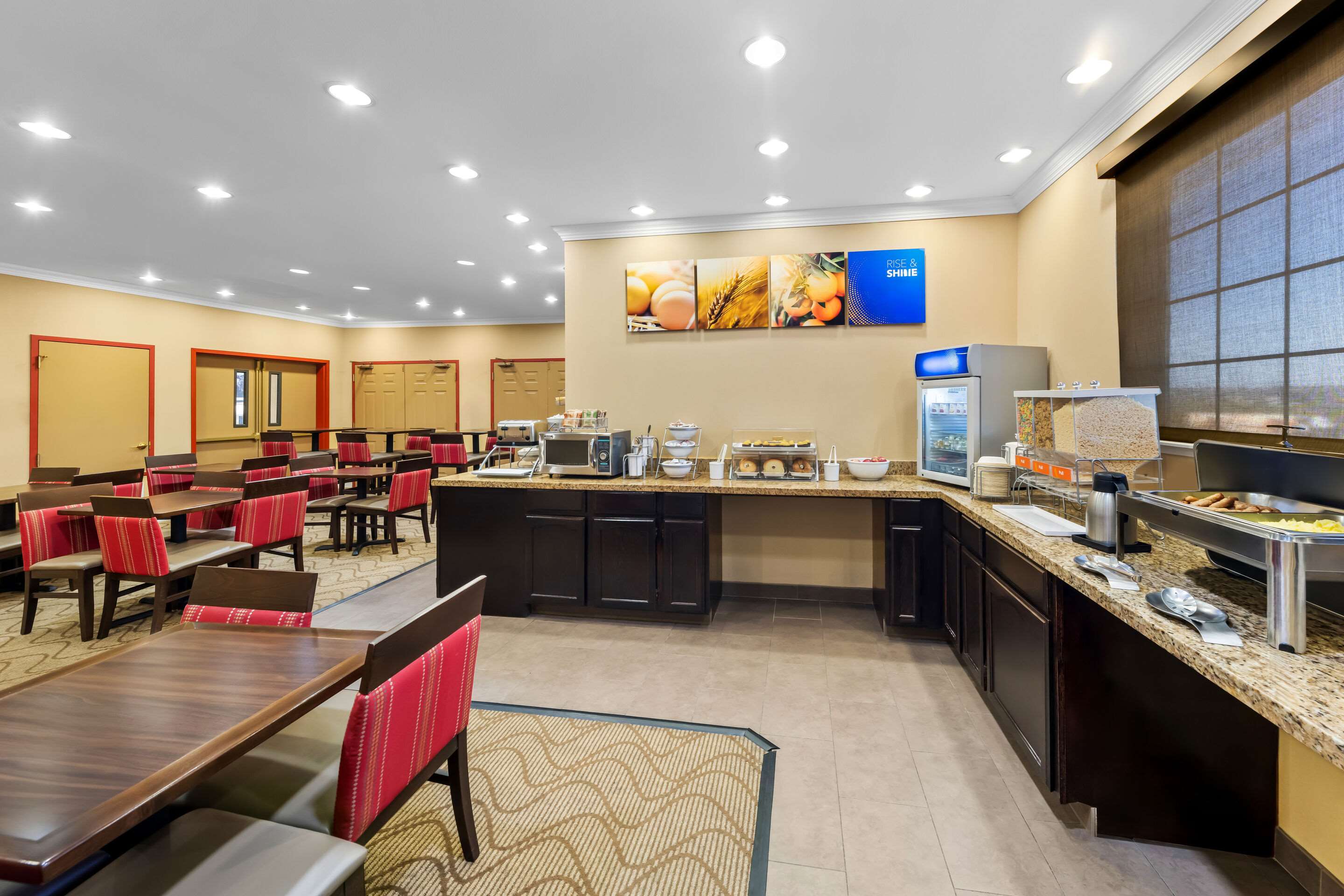 Breakfast area | Comfort Suites Roanoke - Fort Worth North