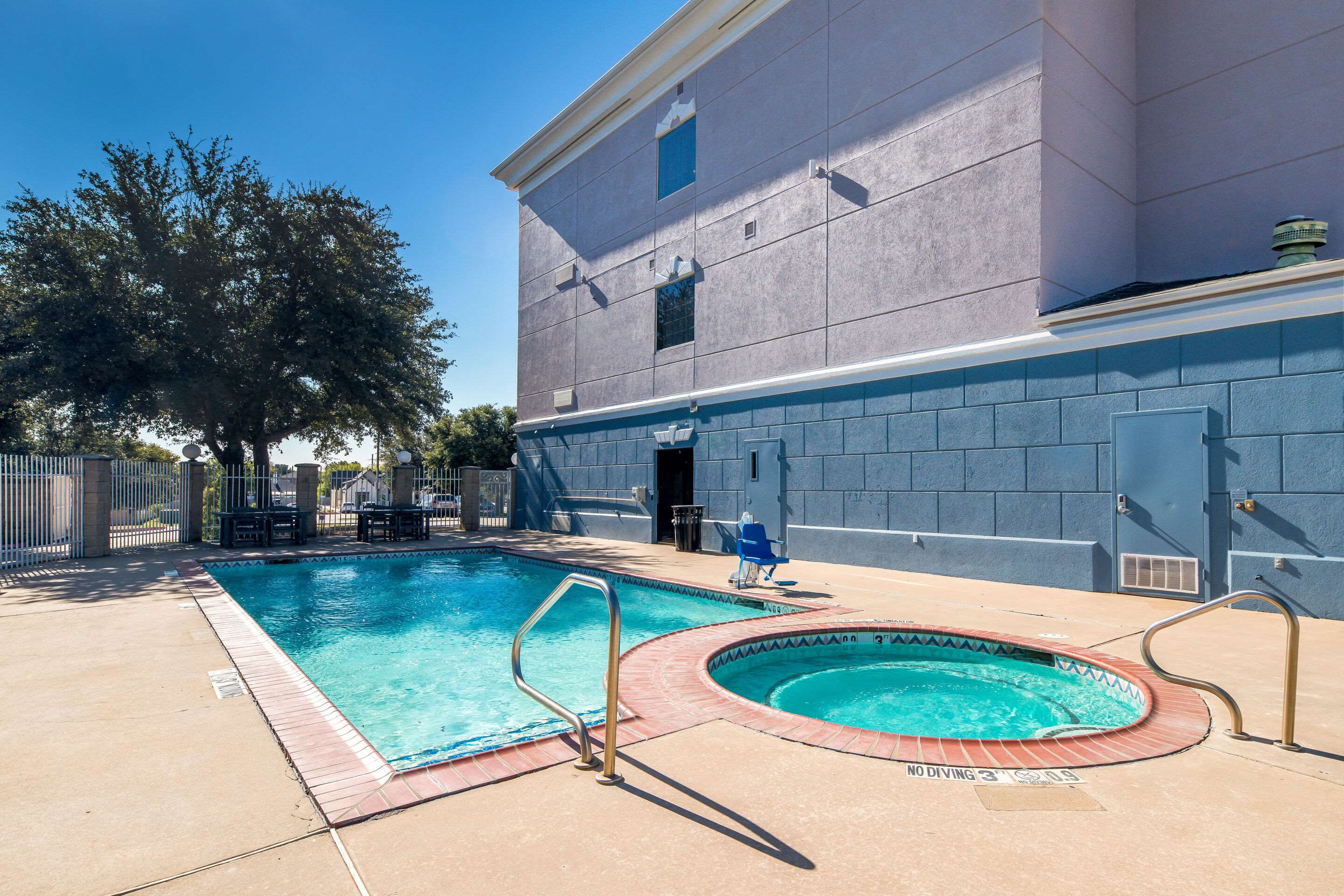 Outdoor pool | Comfort Suites Roanoke - Fort Worth North