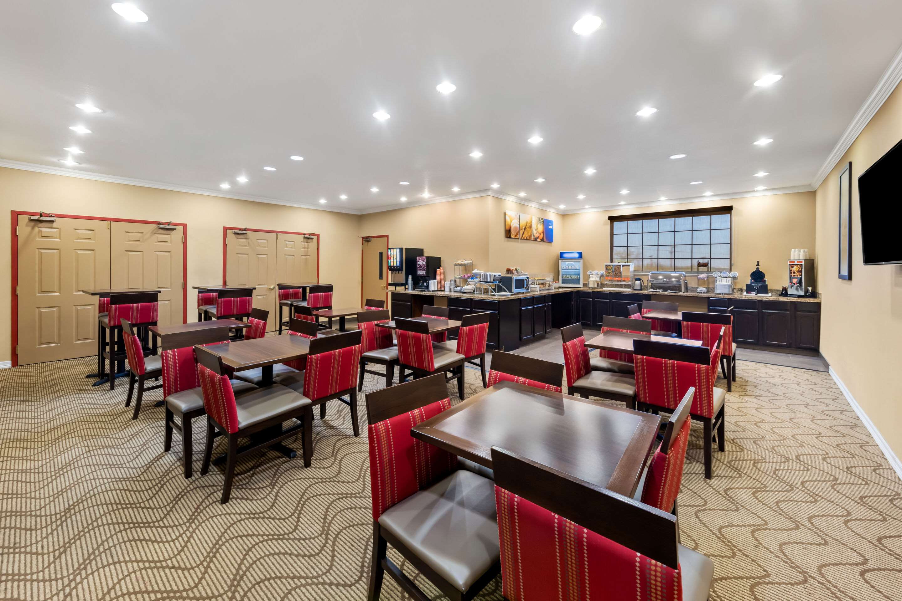 Breakfast area | Comfort Suites Roanoke - Fort Worth North