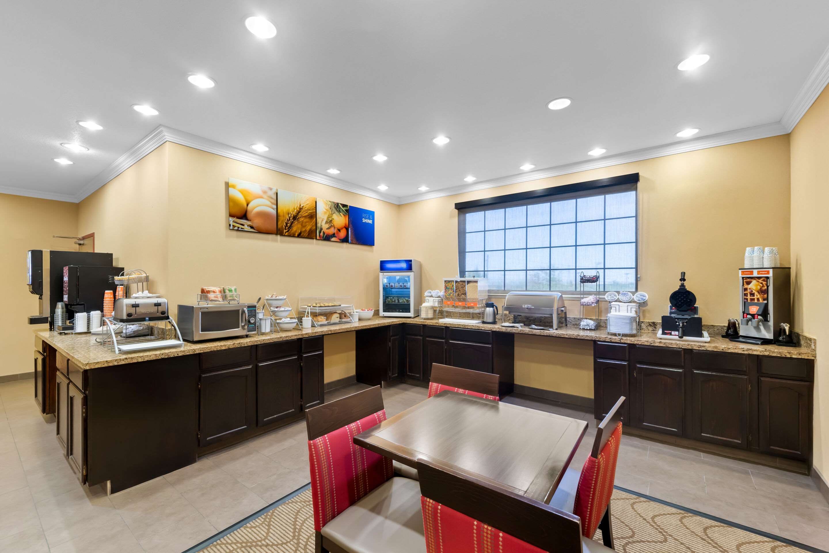Breakfast area | Comfort Suites Roanoke - Fort Worth North