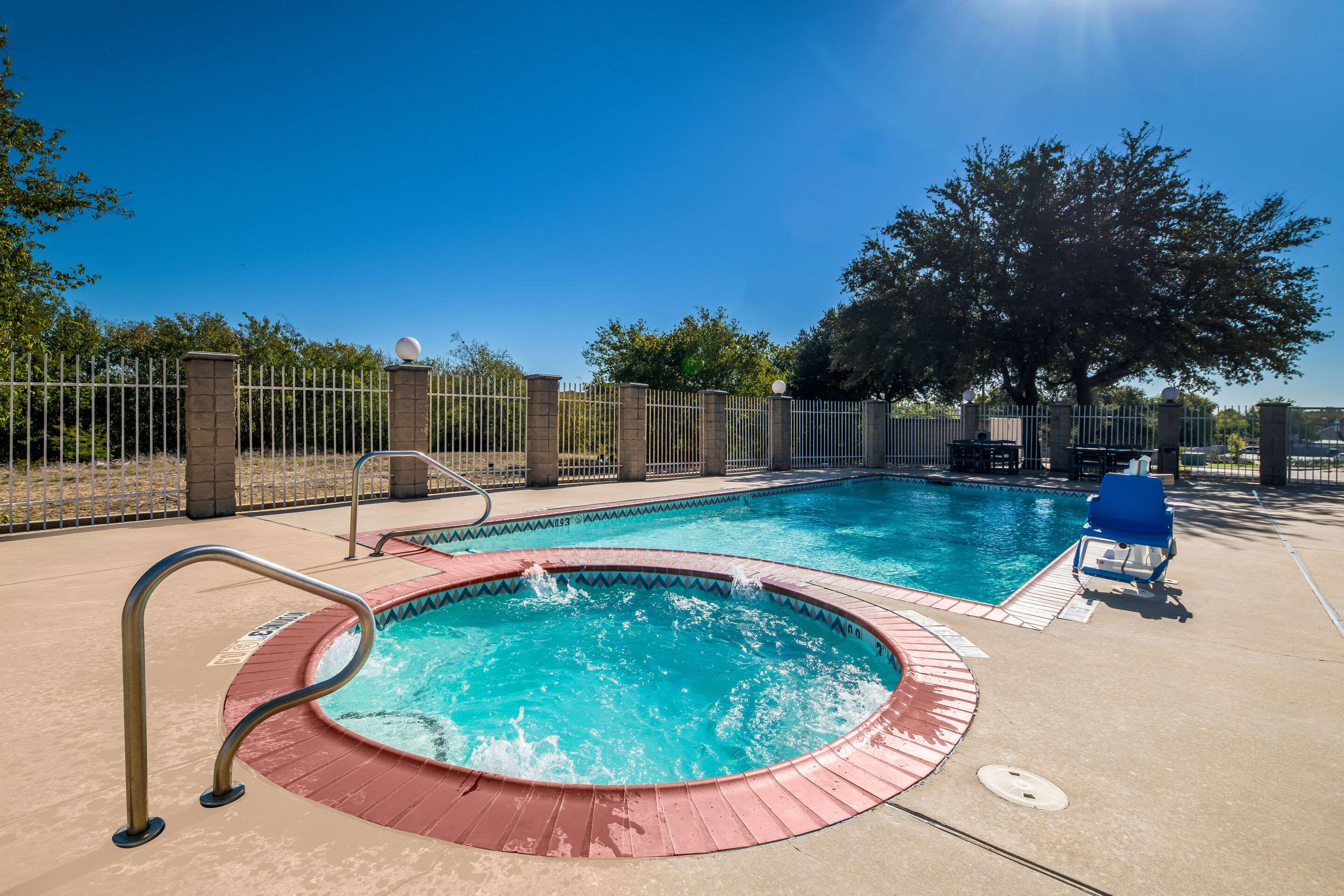 Outdoor pool | Comfort Suites Roanoke - Fort Worth North