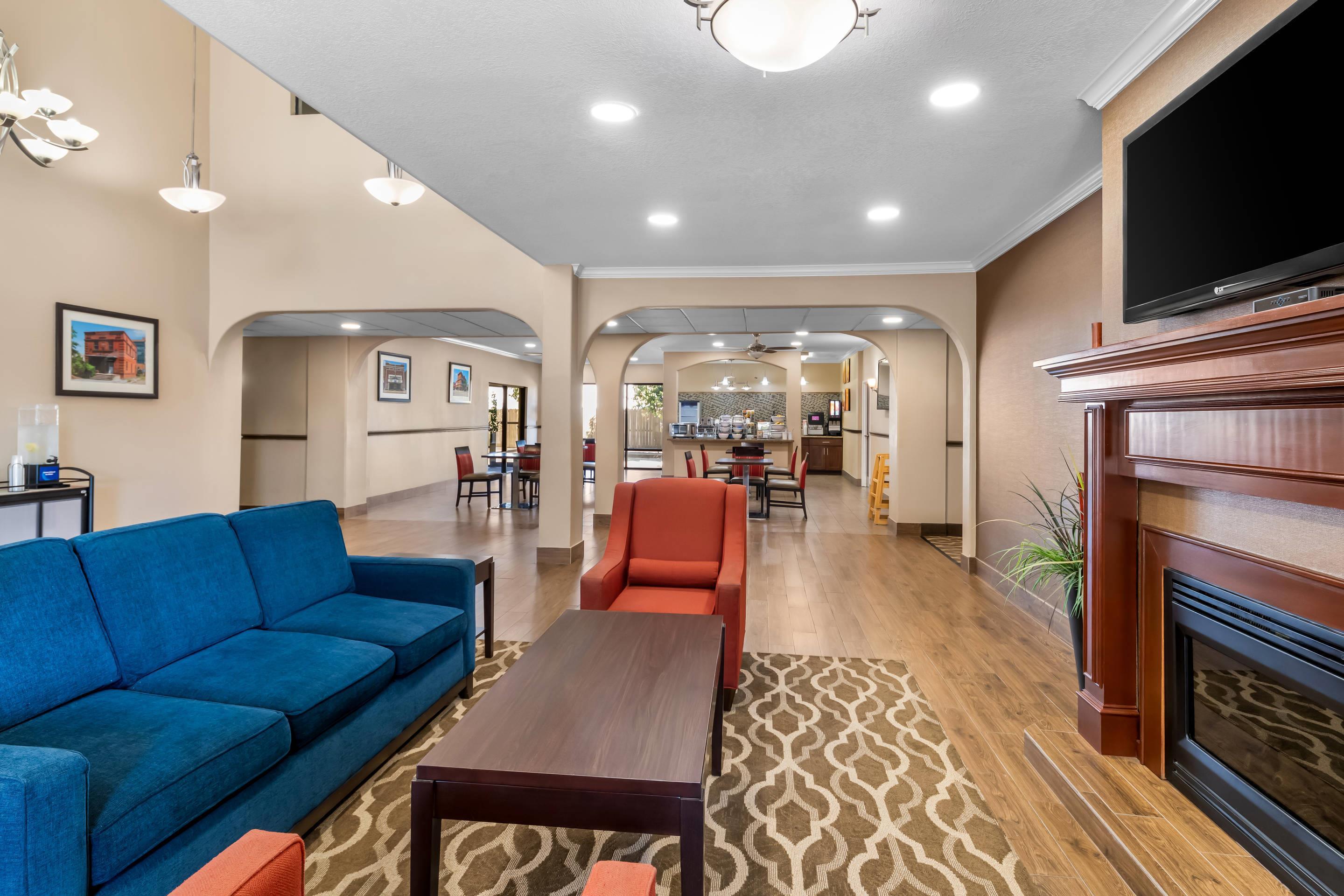 Lobby with sitting area | Comfort Inn Corsicana East