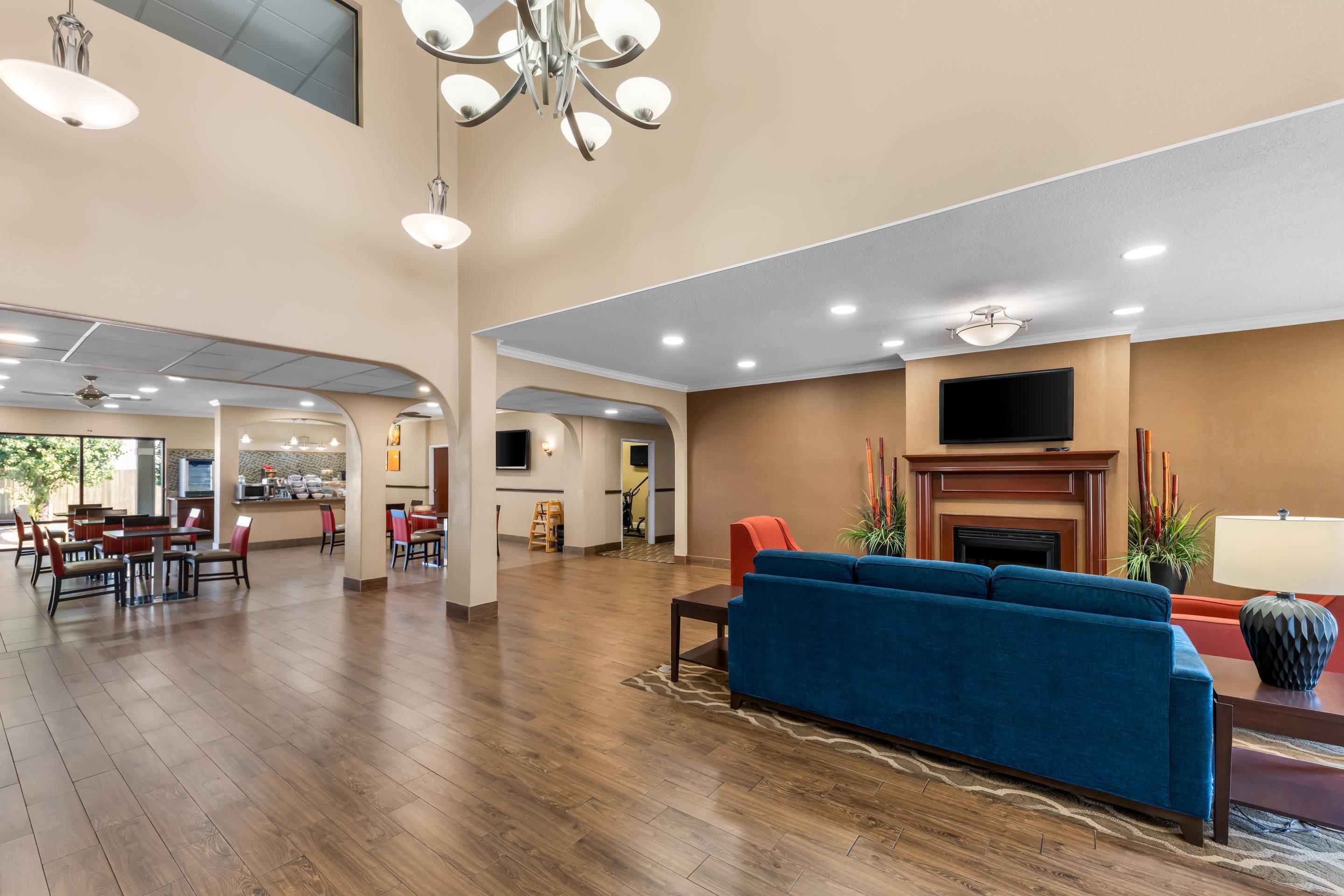 Lobby with sitting area | Comfort Inn Corsicana East