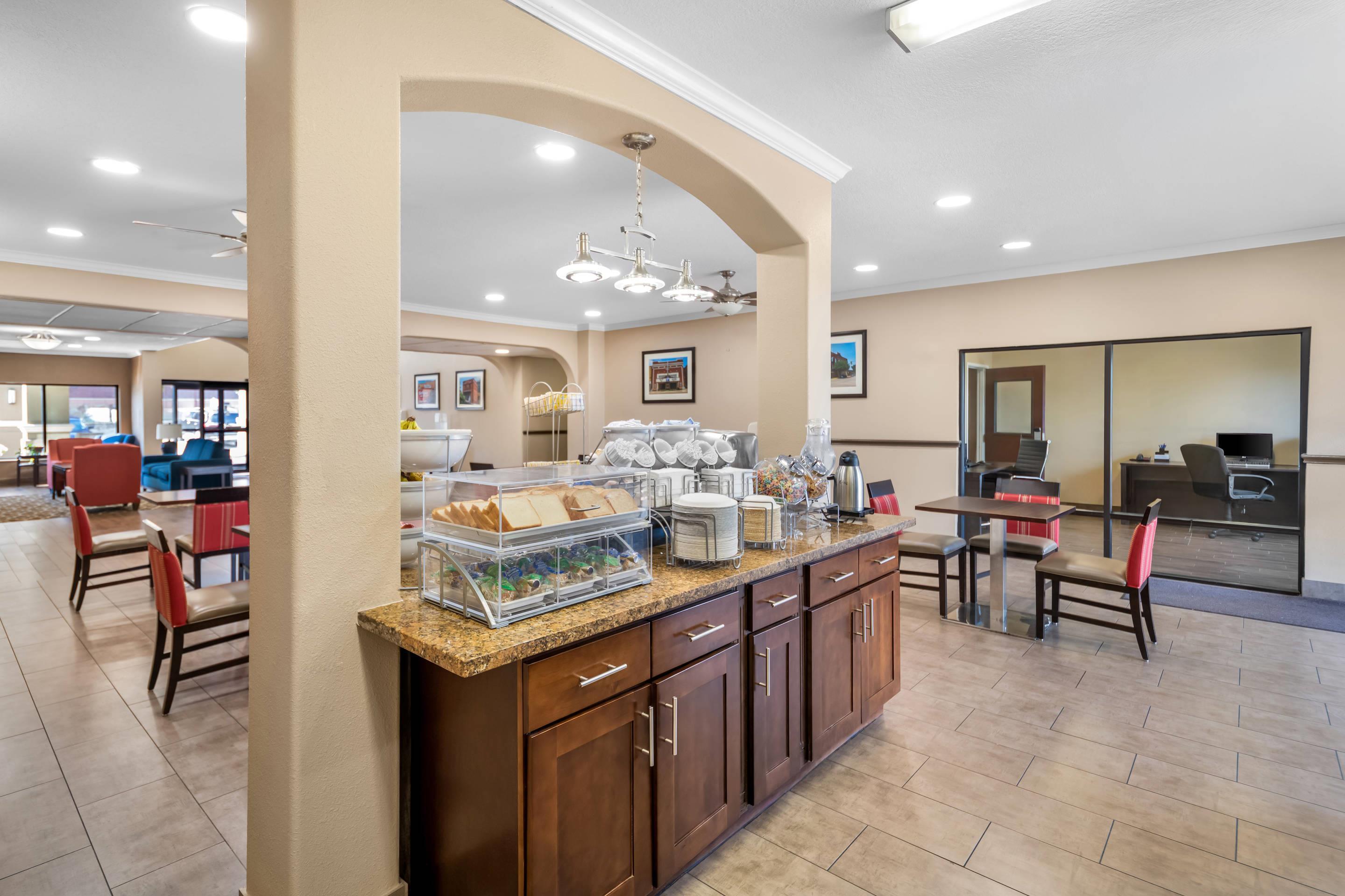 Breakfast area | Comfort Inn Corsicana East
