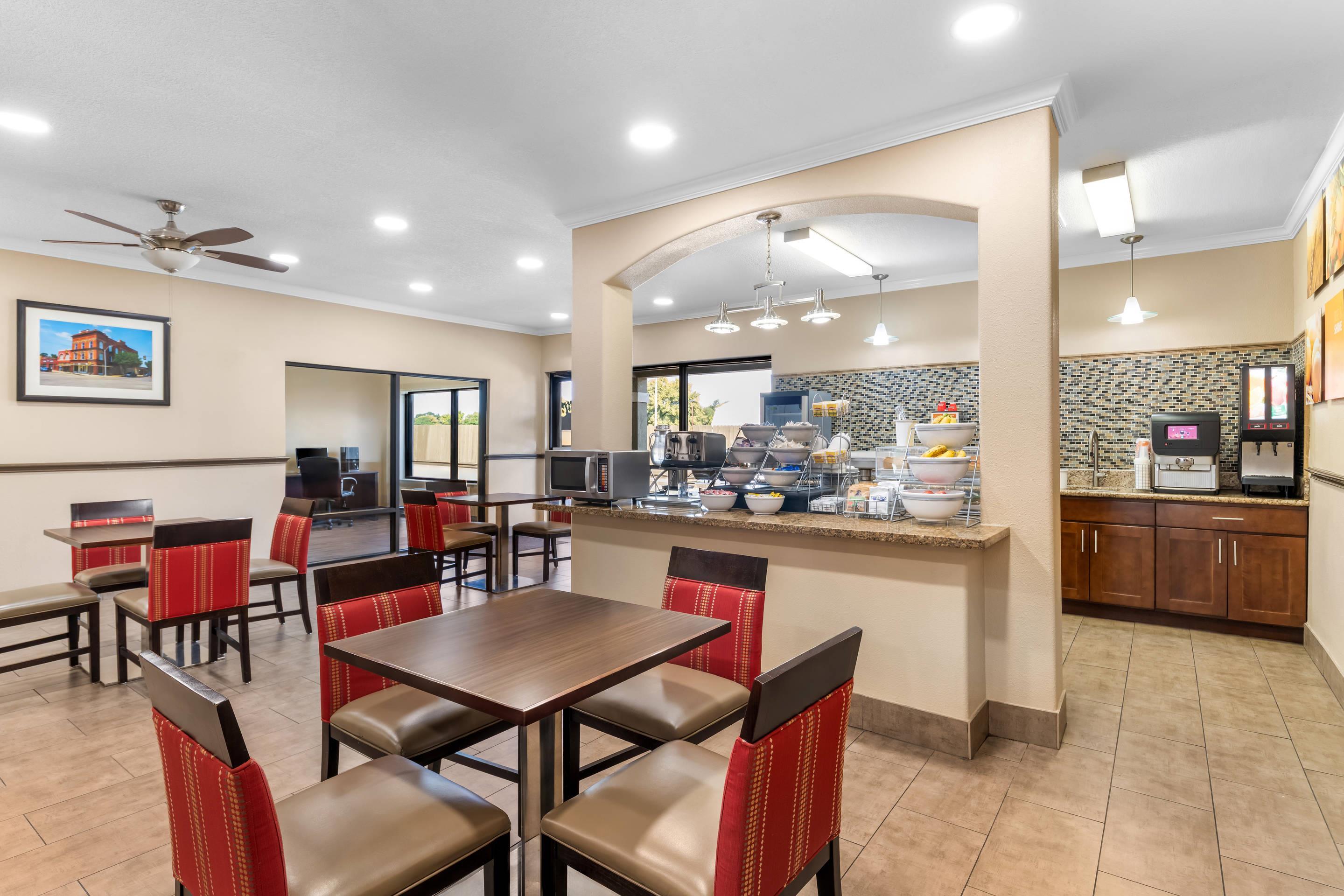 Breakfast area | Comfort Inn Corsicana East