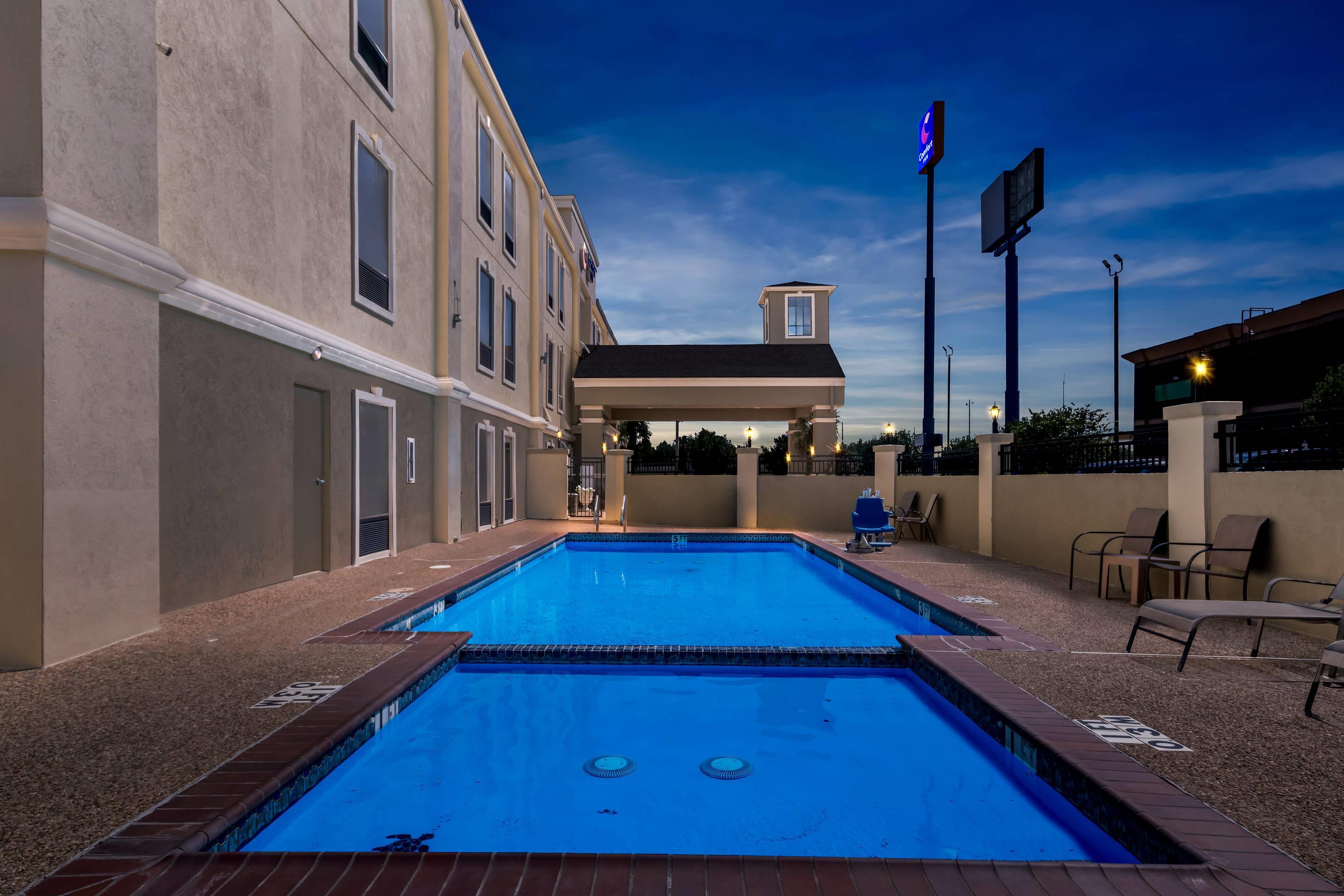 Outdoor pool | Comfort Inn Corsicana East