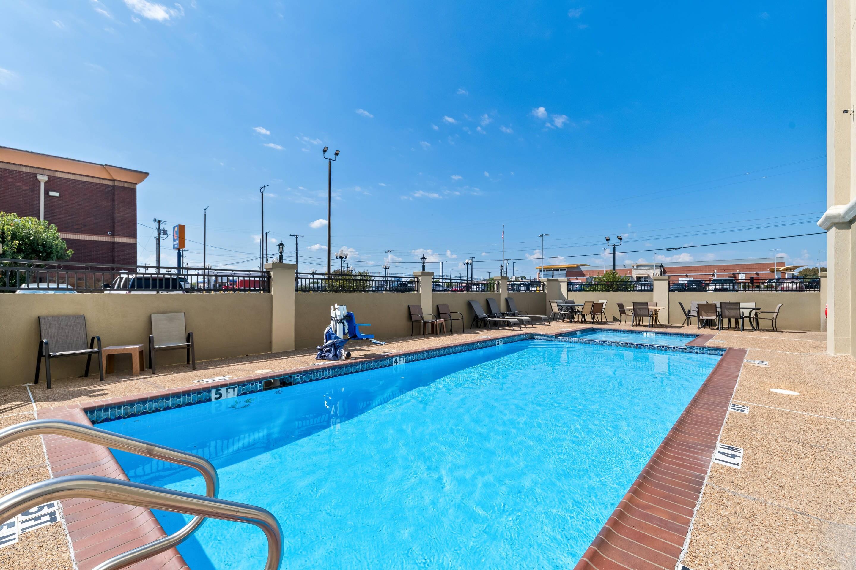 Outdoor pool | Comfort Inn Corsicana East