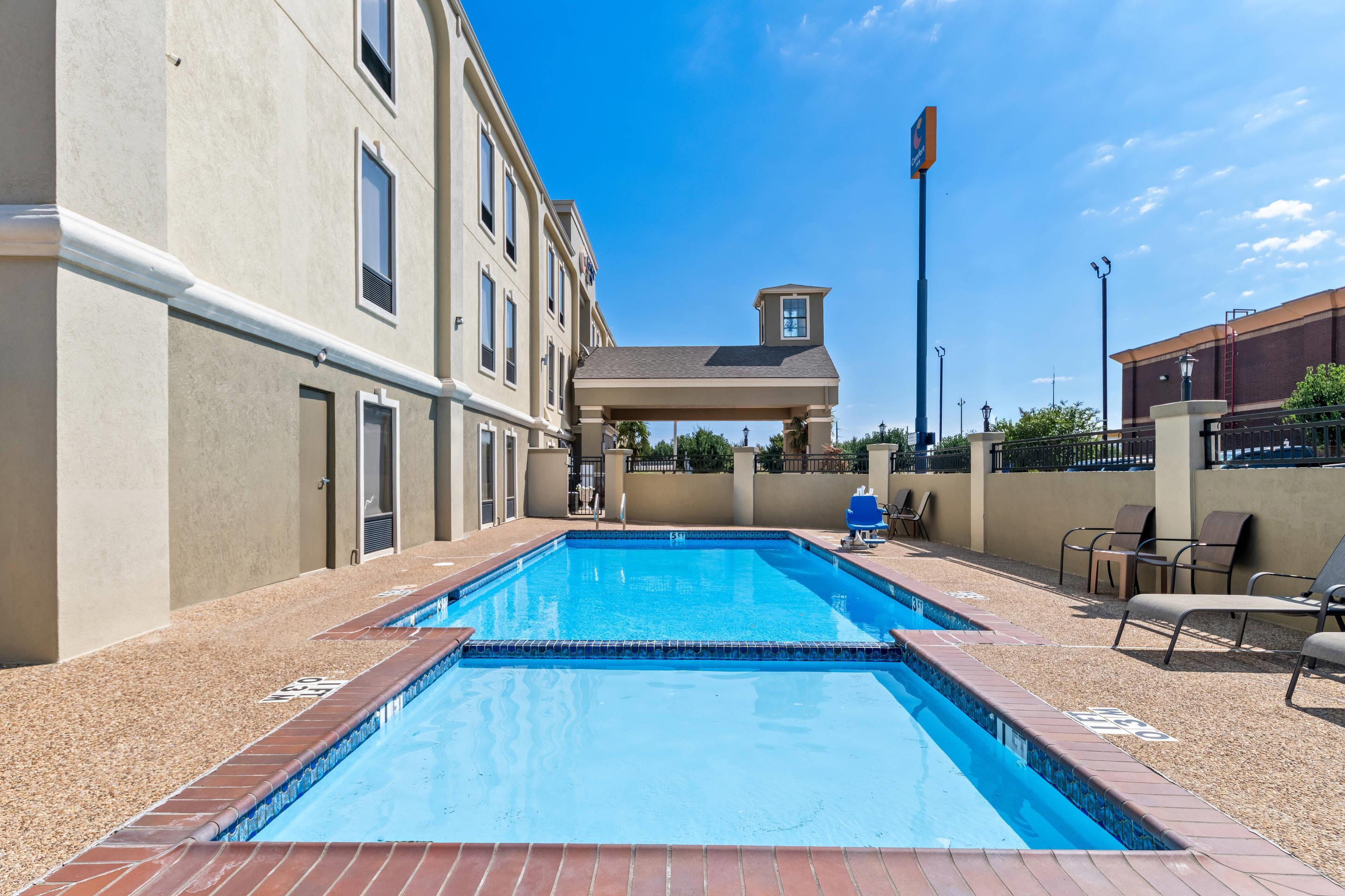 Outdoor pool | Comfort Inn Corsicana East