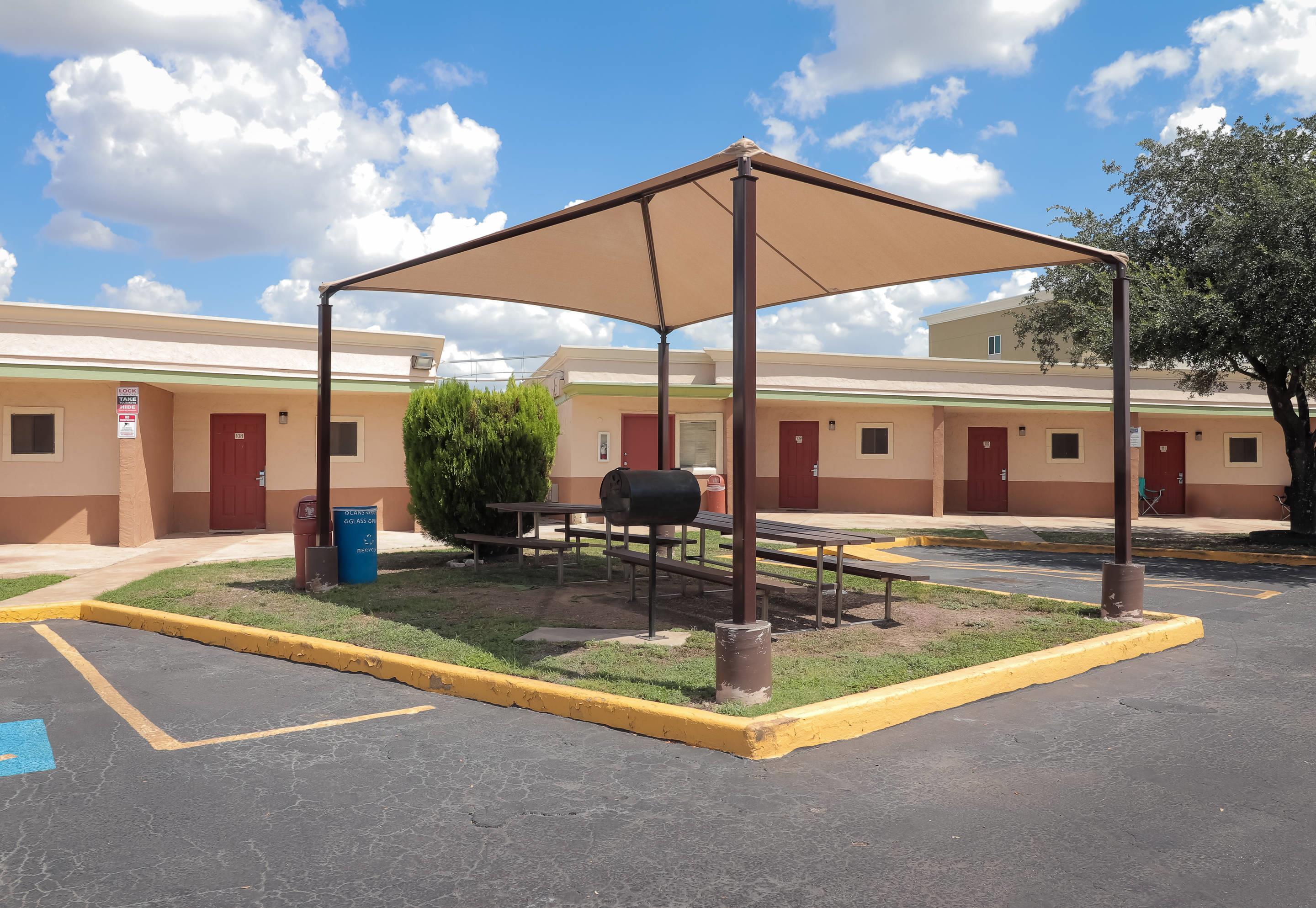 Picnic Area | Rodeway Inn San Antonio Lackland AFB - SeaWorld