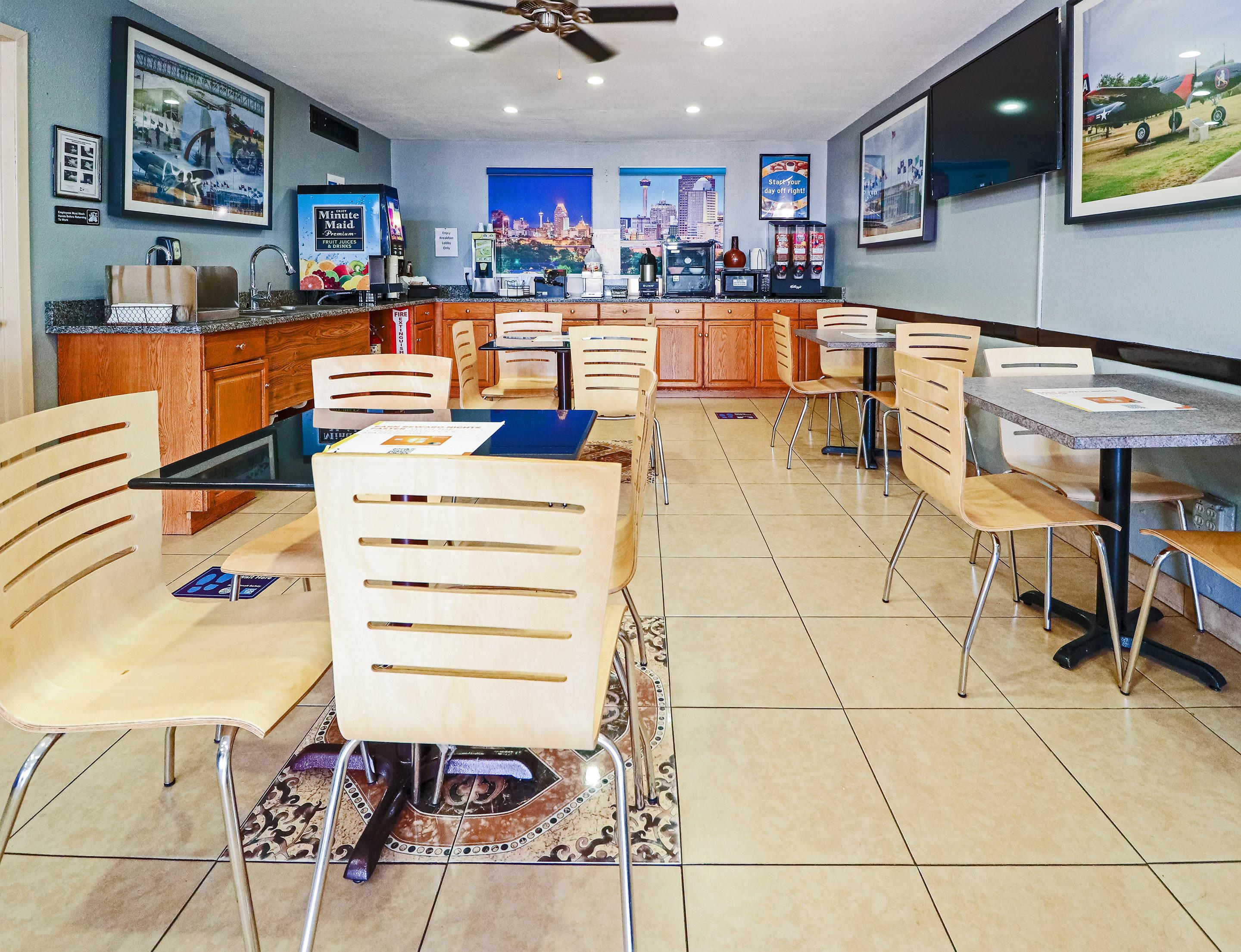 Breakfast area | Rodeway Inn San Antonio Lackland AFB - SeaWorld