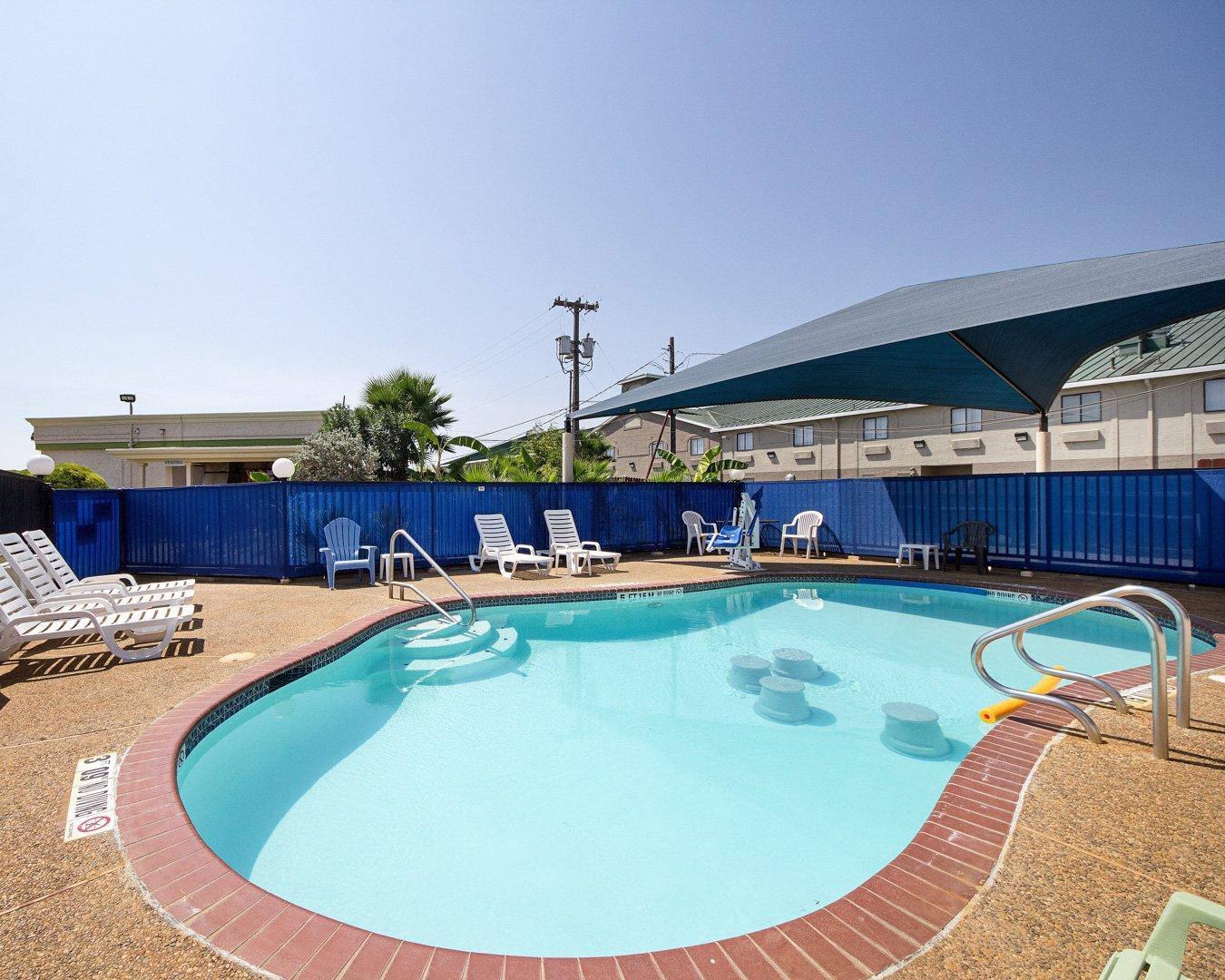 Outdoor pool | Rodeway Inn San Antonio Lackland AFB - SeaWorld