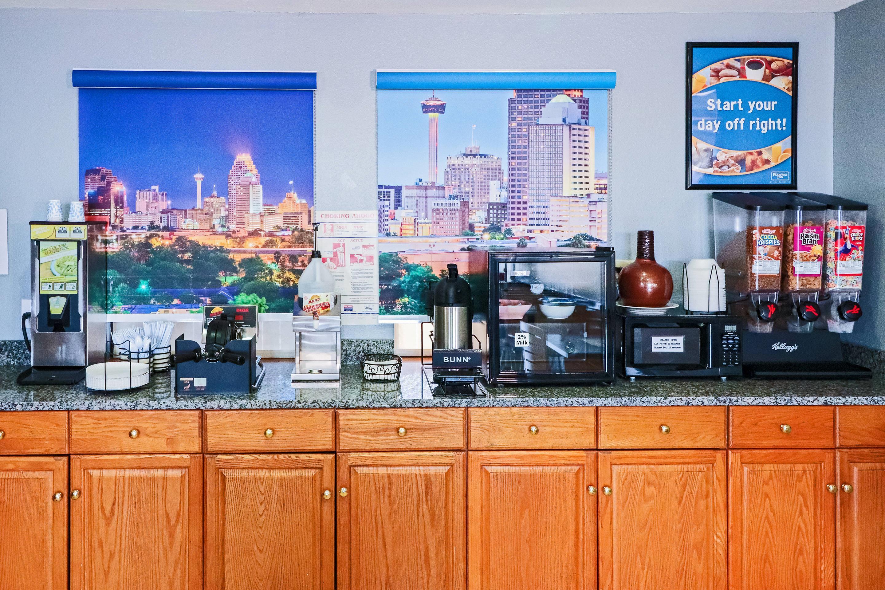 Breakfast area | Rodeway Inn San Antonio Lackland AFB - SeaWorld