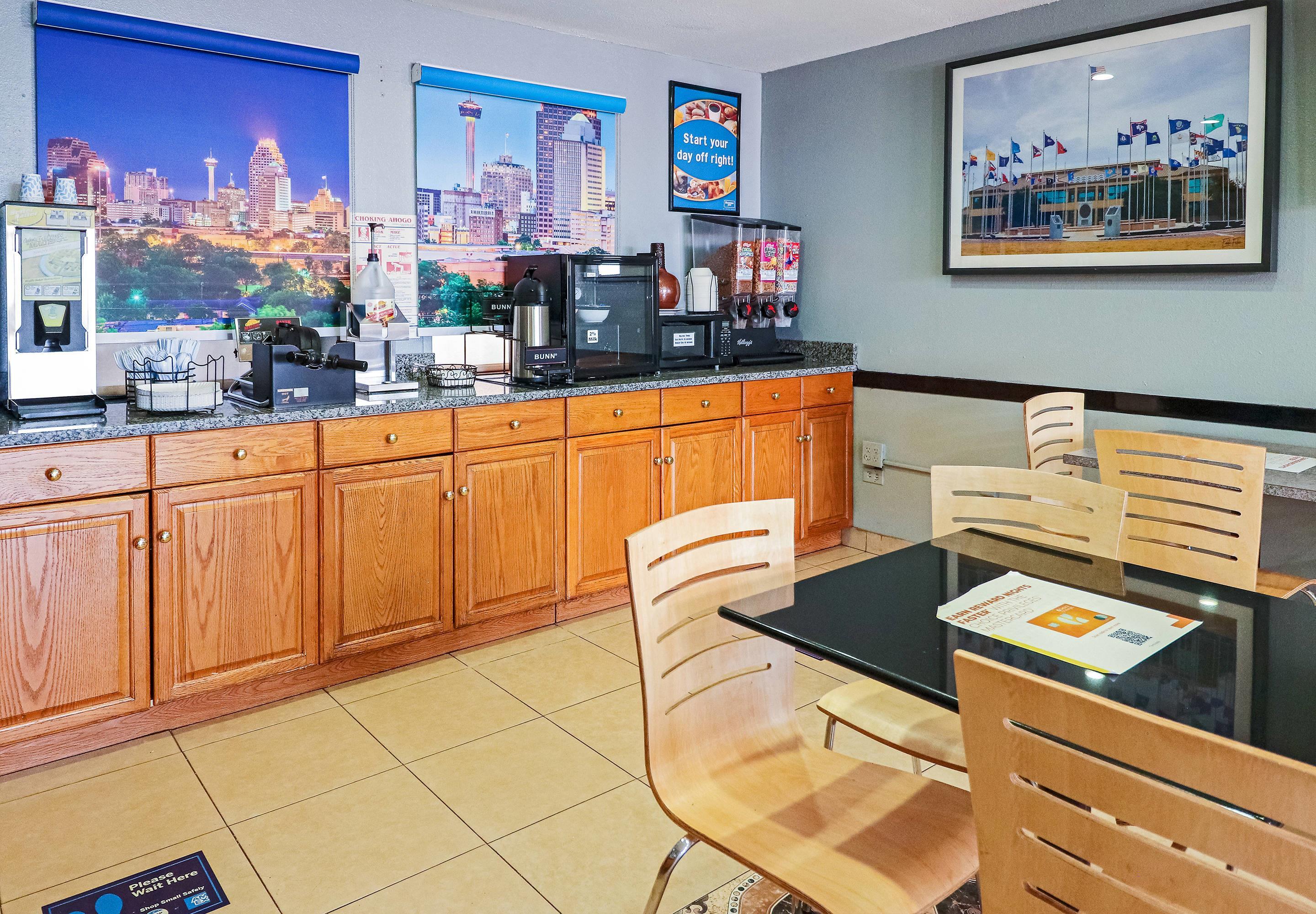 Breakfast area | Rodeway Inn San Antonio Lackland AFB - SeaWorld
