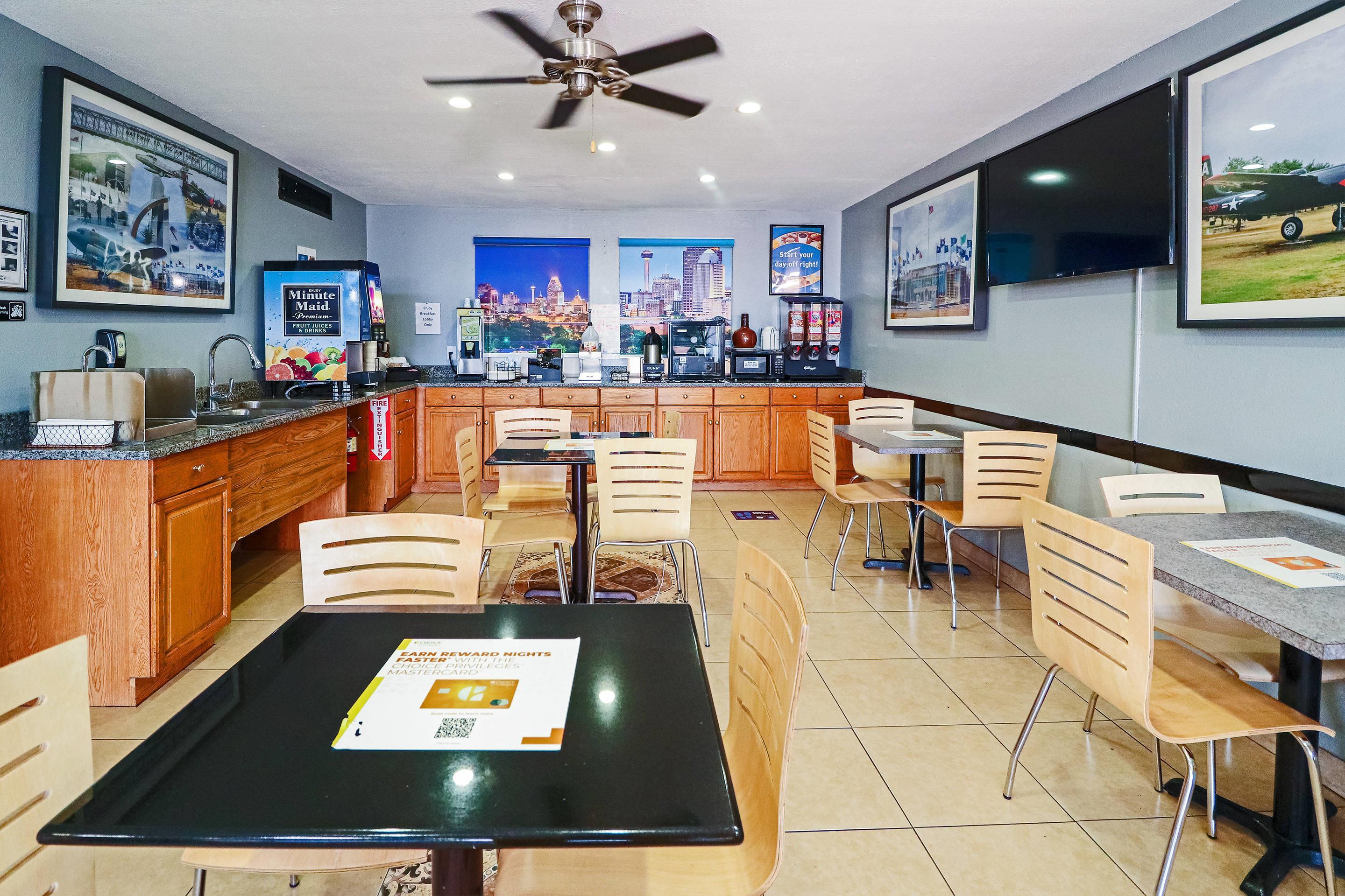Breakfast area | Rodeway Inn San Antonio Lackland AFB - SeaWorld