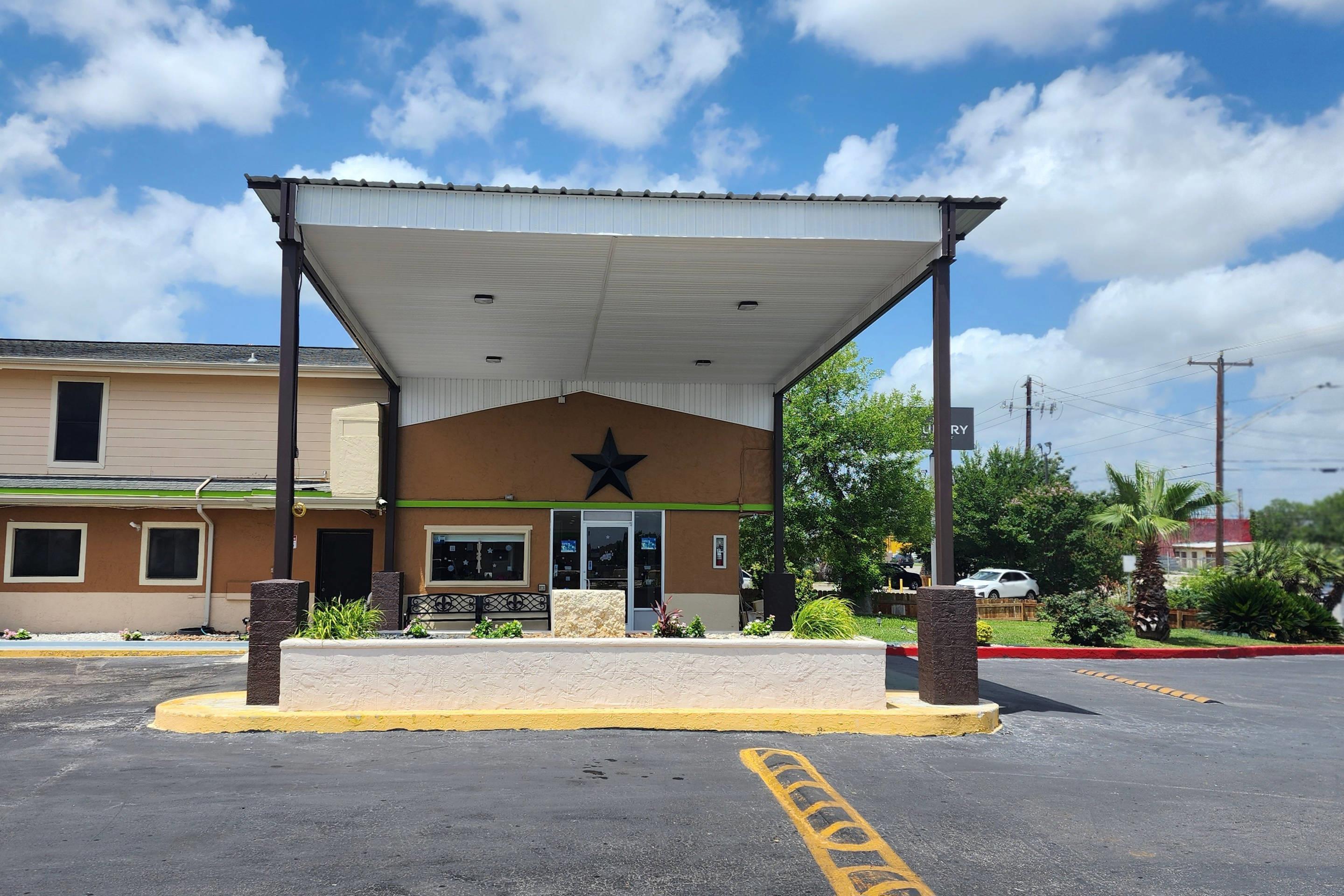 Hotel exterior | Rodeway Inn San Antonio Lackland AFB - SeaWorld