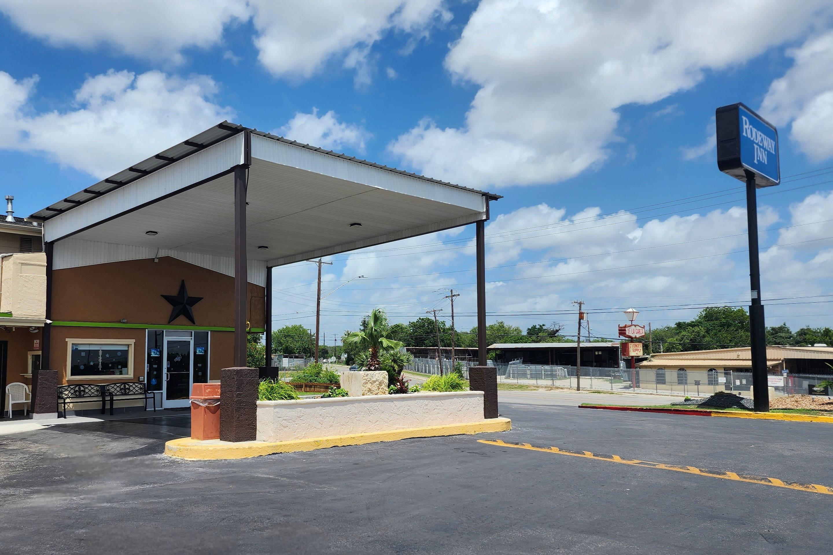 Hotel exterior | Rodeway Inn San Antonio Lackland AFB - SeaWorld