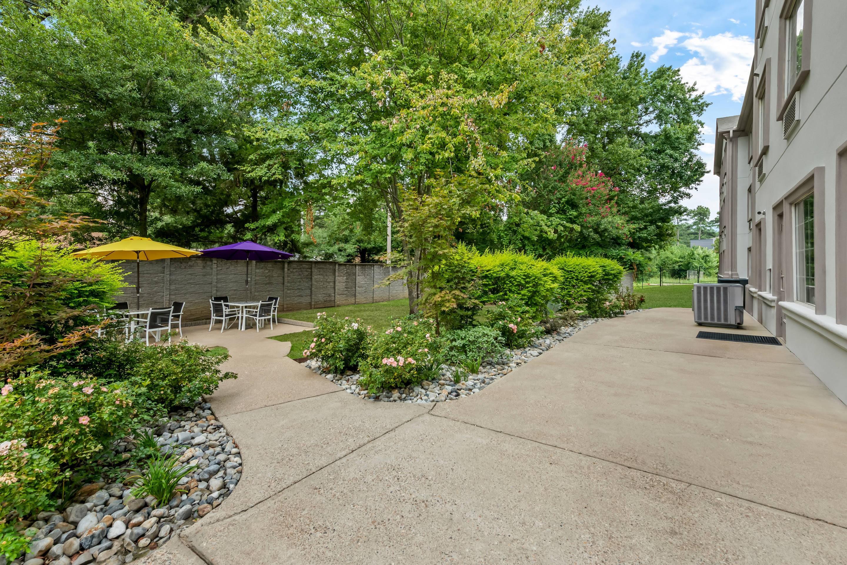 Hotel patio | Comfort Suites Texarkana Texas