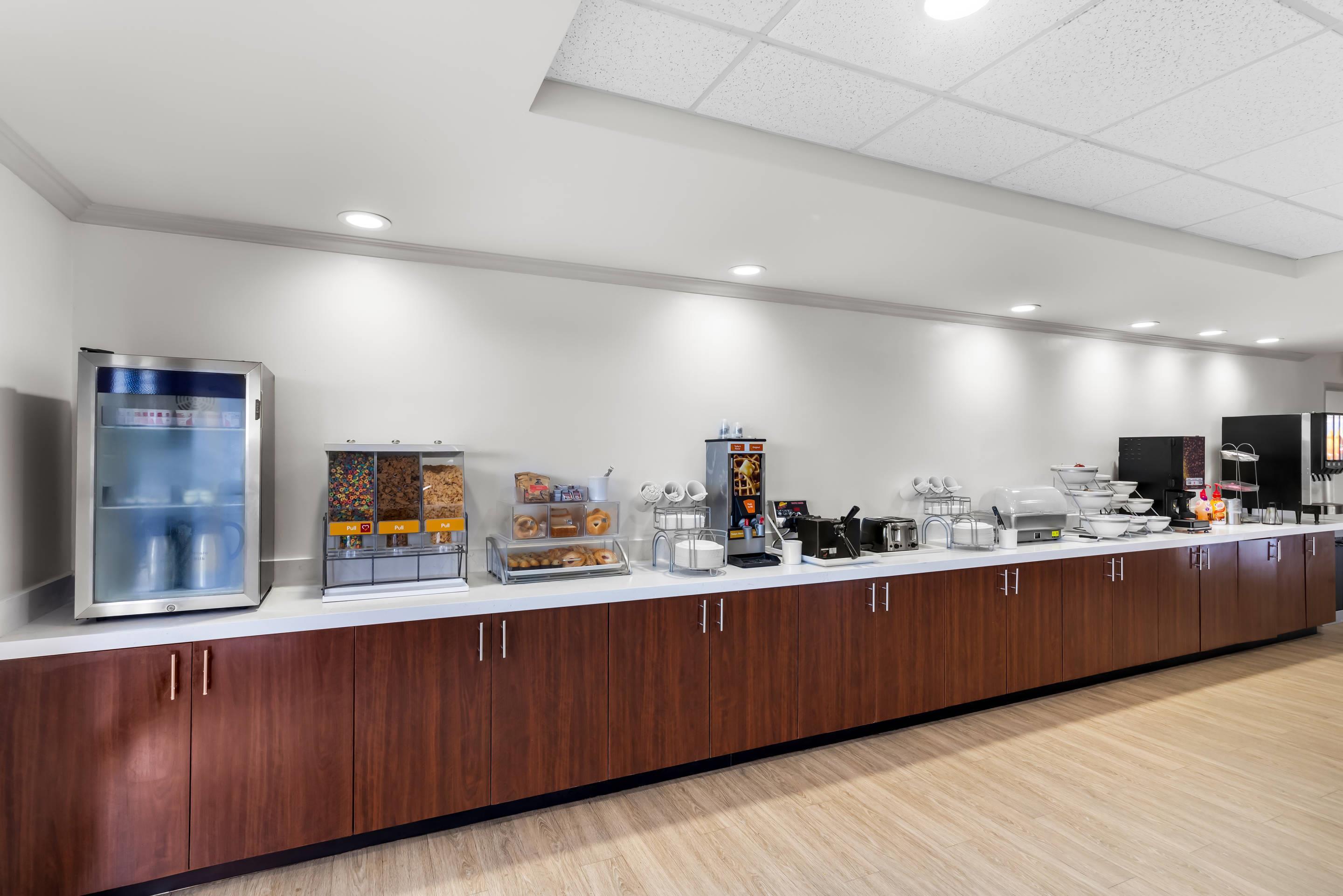 Breakfast area | Comfort Suites Austin Airport