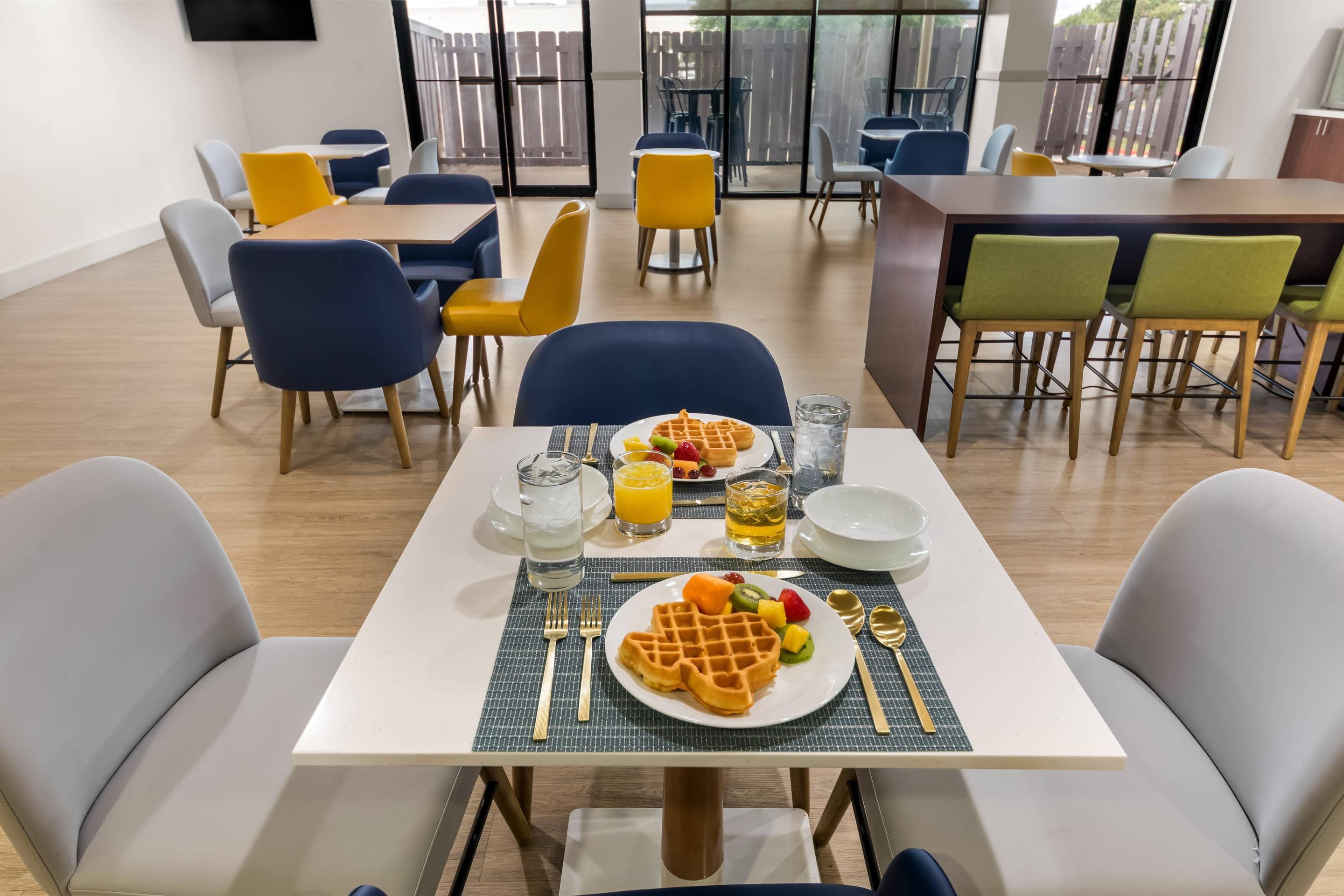 Breakfast area | Comfort Suites Austin Airport