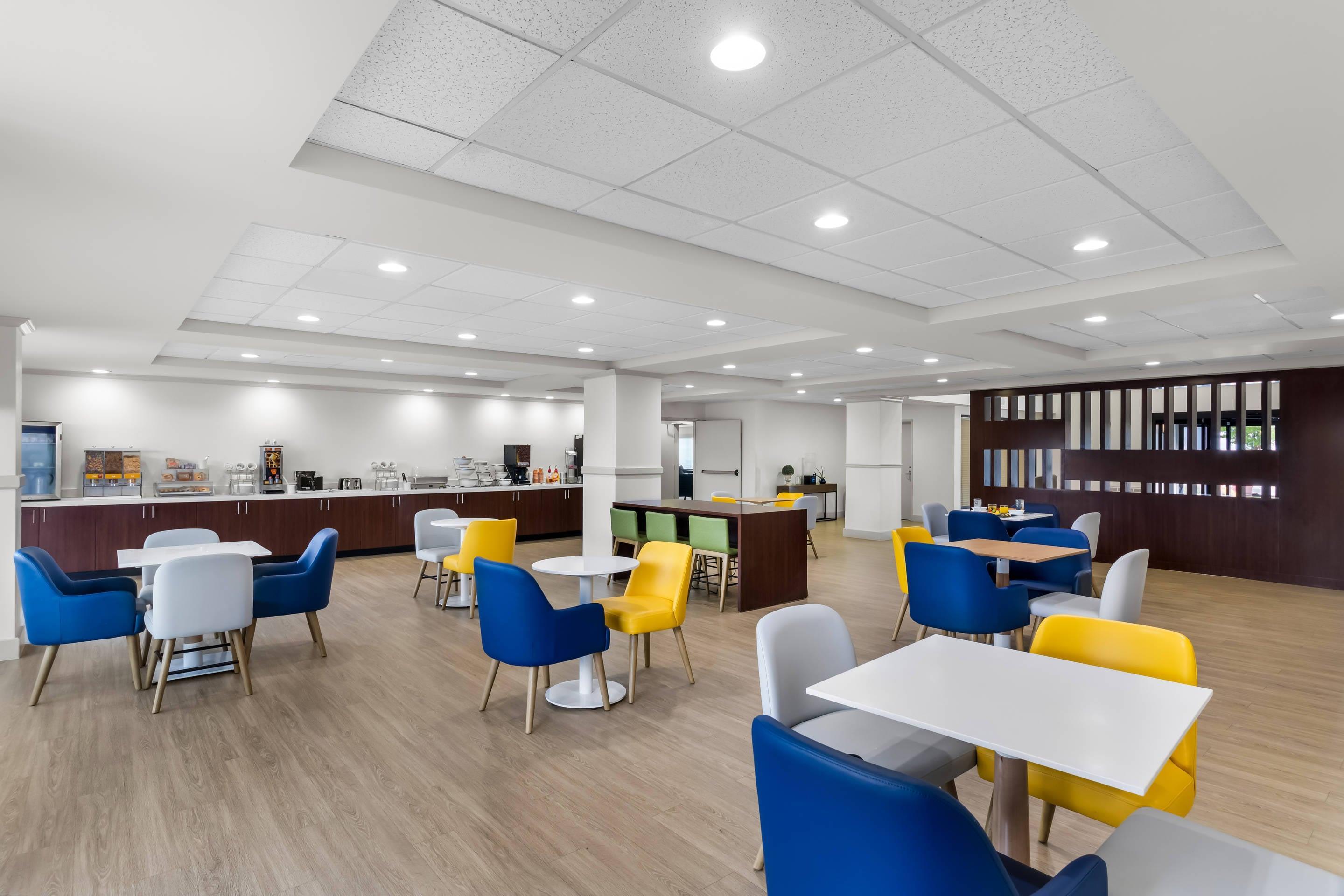 Breakfast area | Comfort Suites Austin Airport