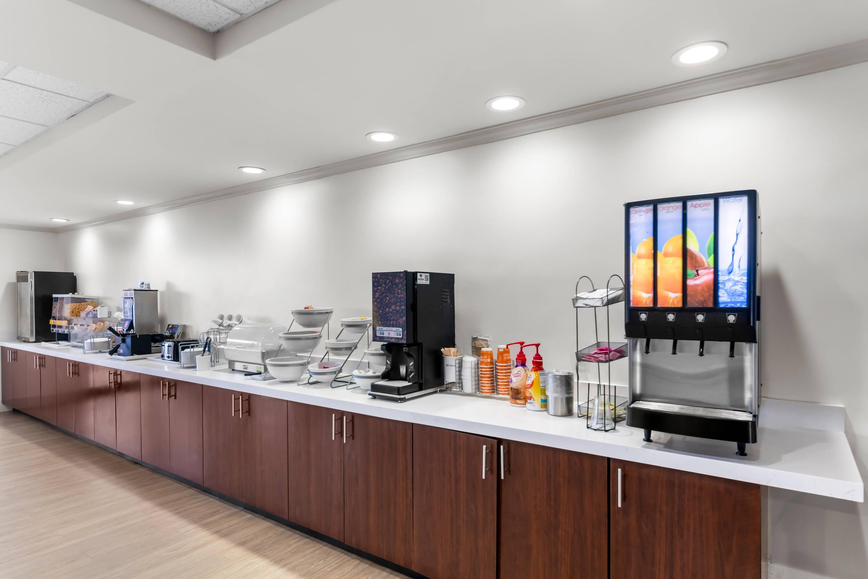 Breakfast area | Comfort Suites Austin Airport
