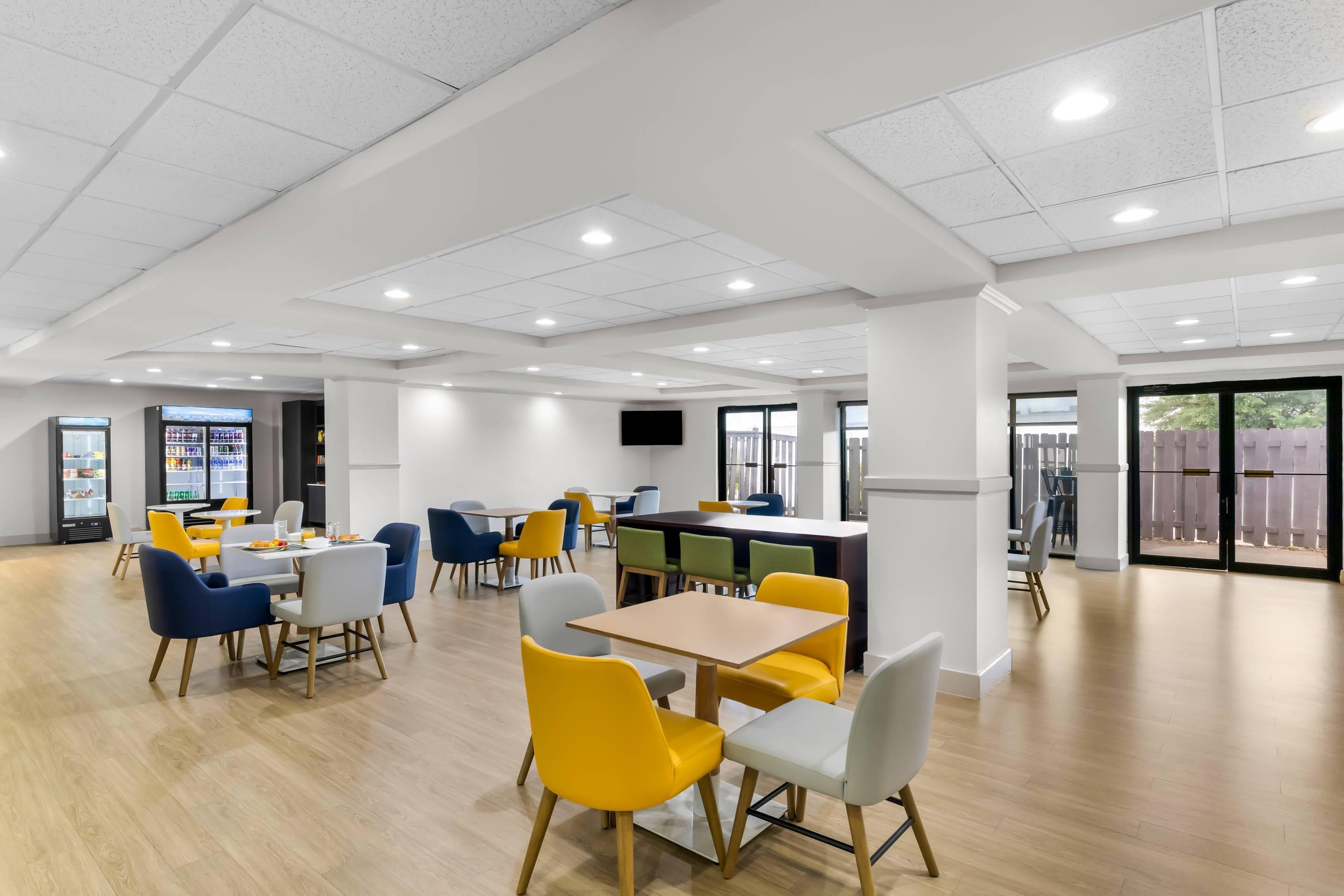 Breakfast area | Comfort Suites Austin Airport
