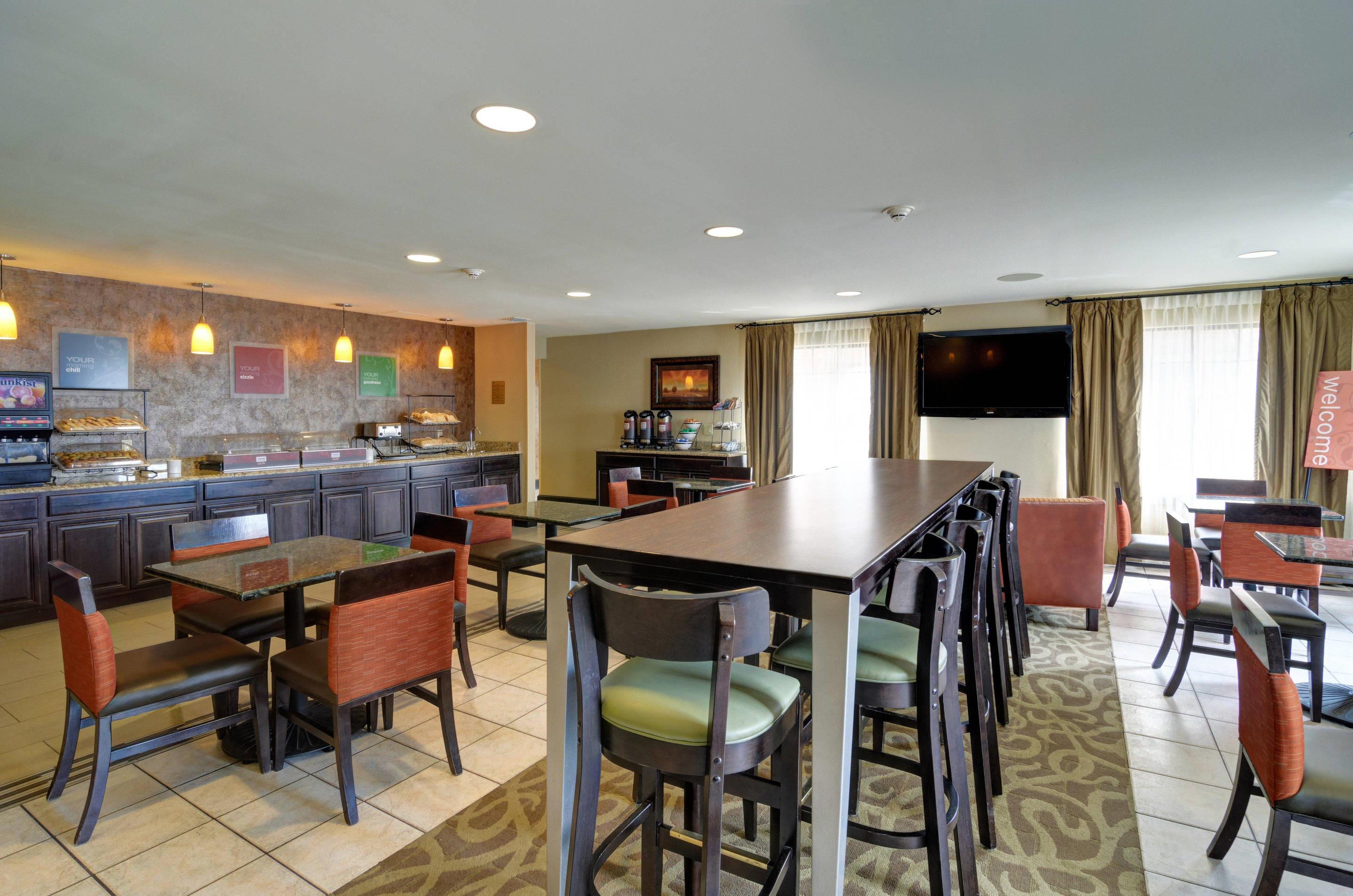 Enjoy breakfast in this seating area | Comfort Inn And Suites Amarillo
