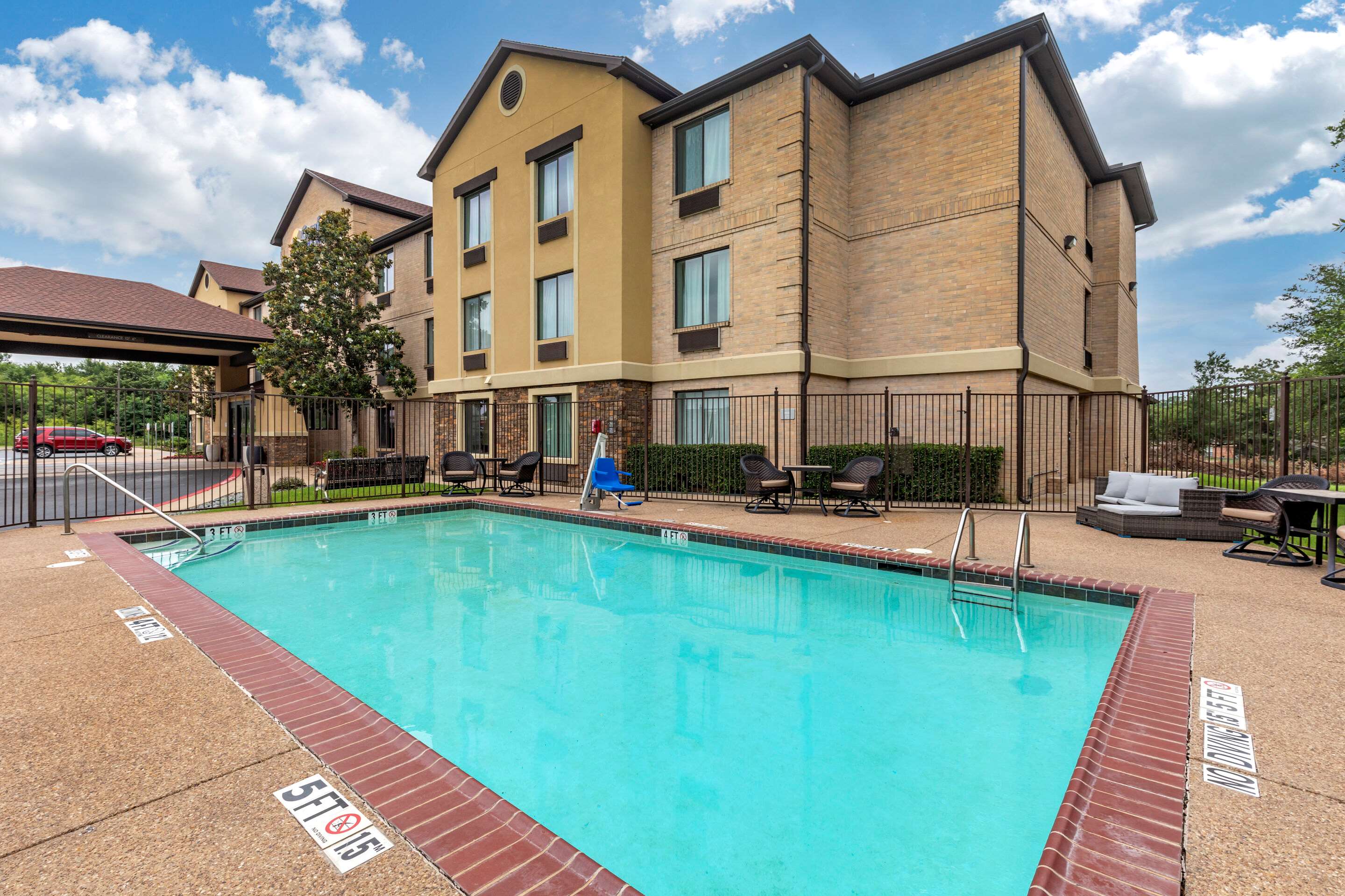 Outdoor pool | Comfort Inn & Suites Mansfield