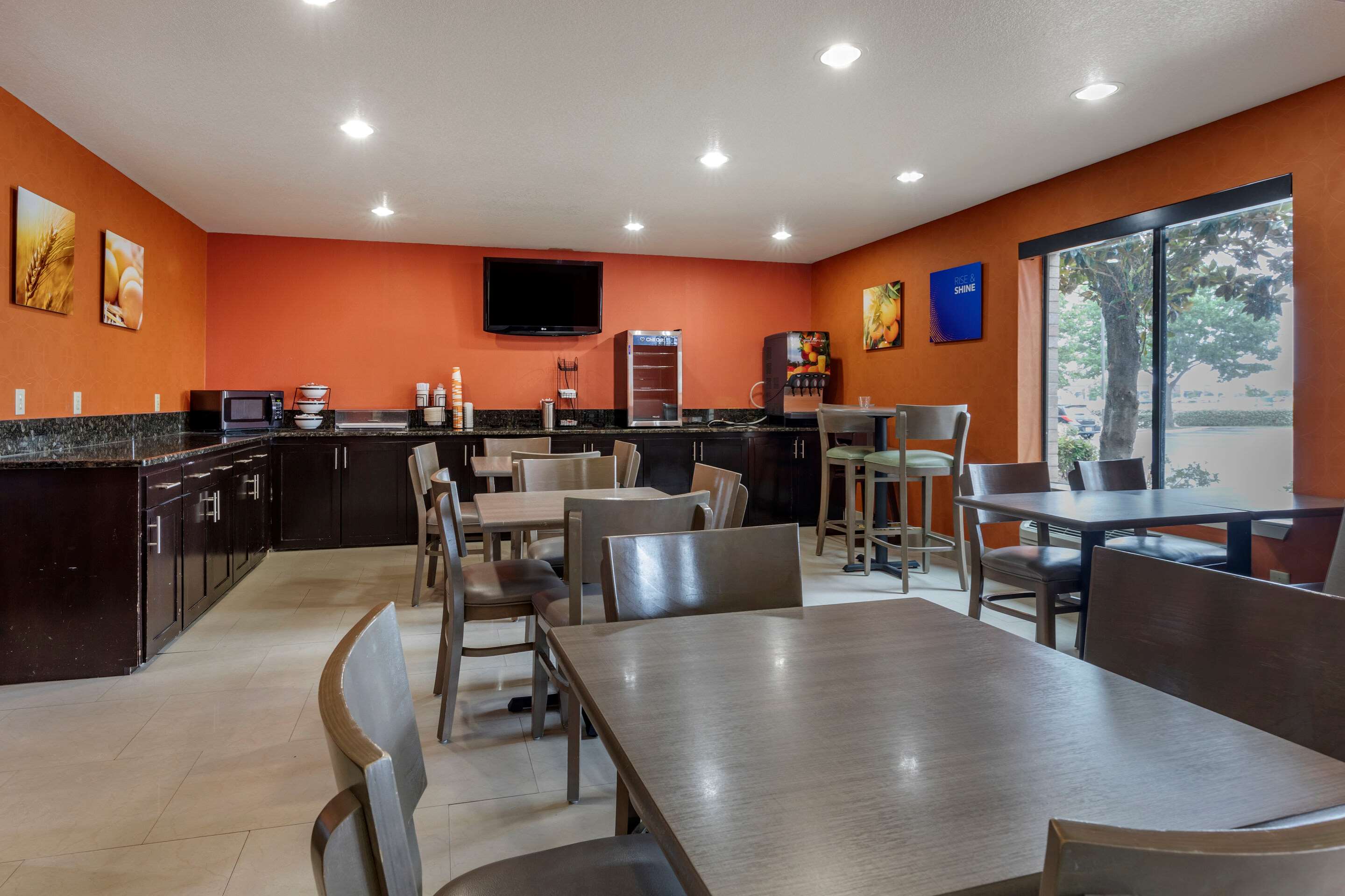 Breakfast area | Comfort Inn & Suites Mansfield