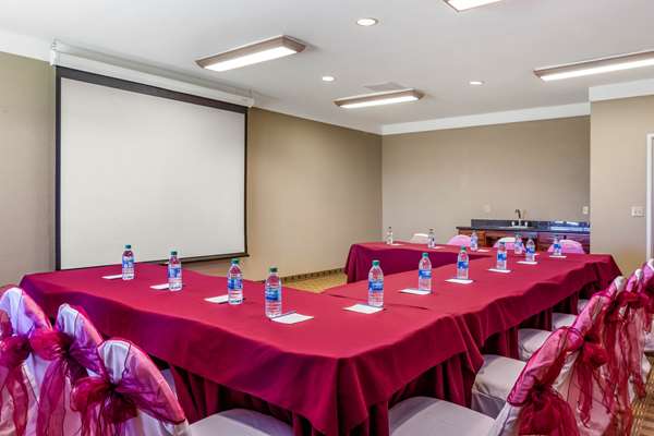  - Comfort Suites Plainview - I-27, Exit 49