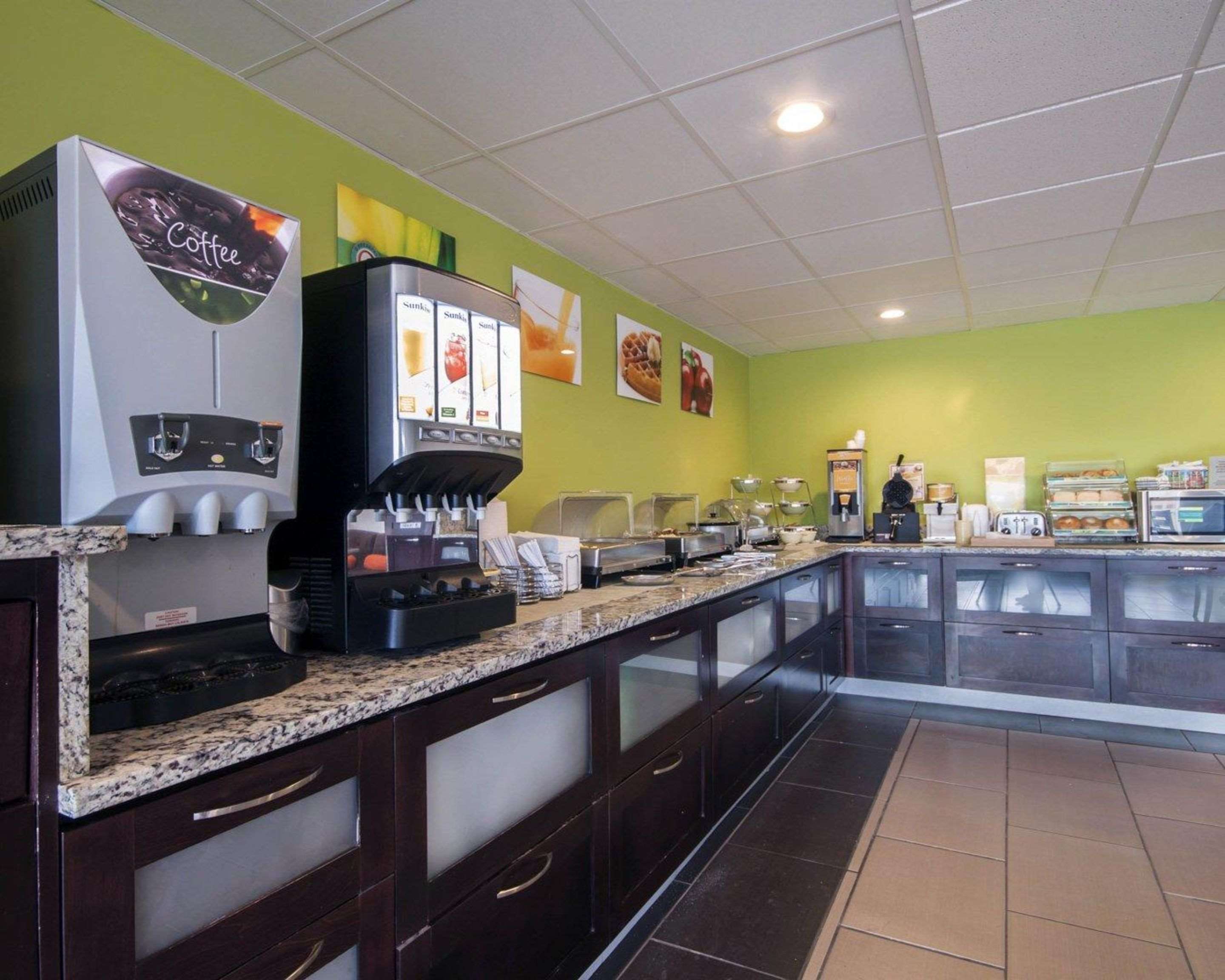 Enjoy breakfast in this spacious area | Quality Inn And Suites