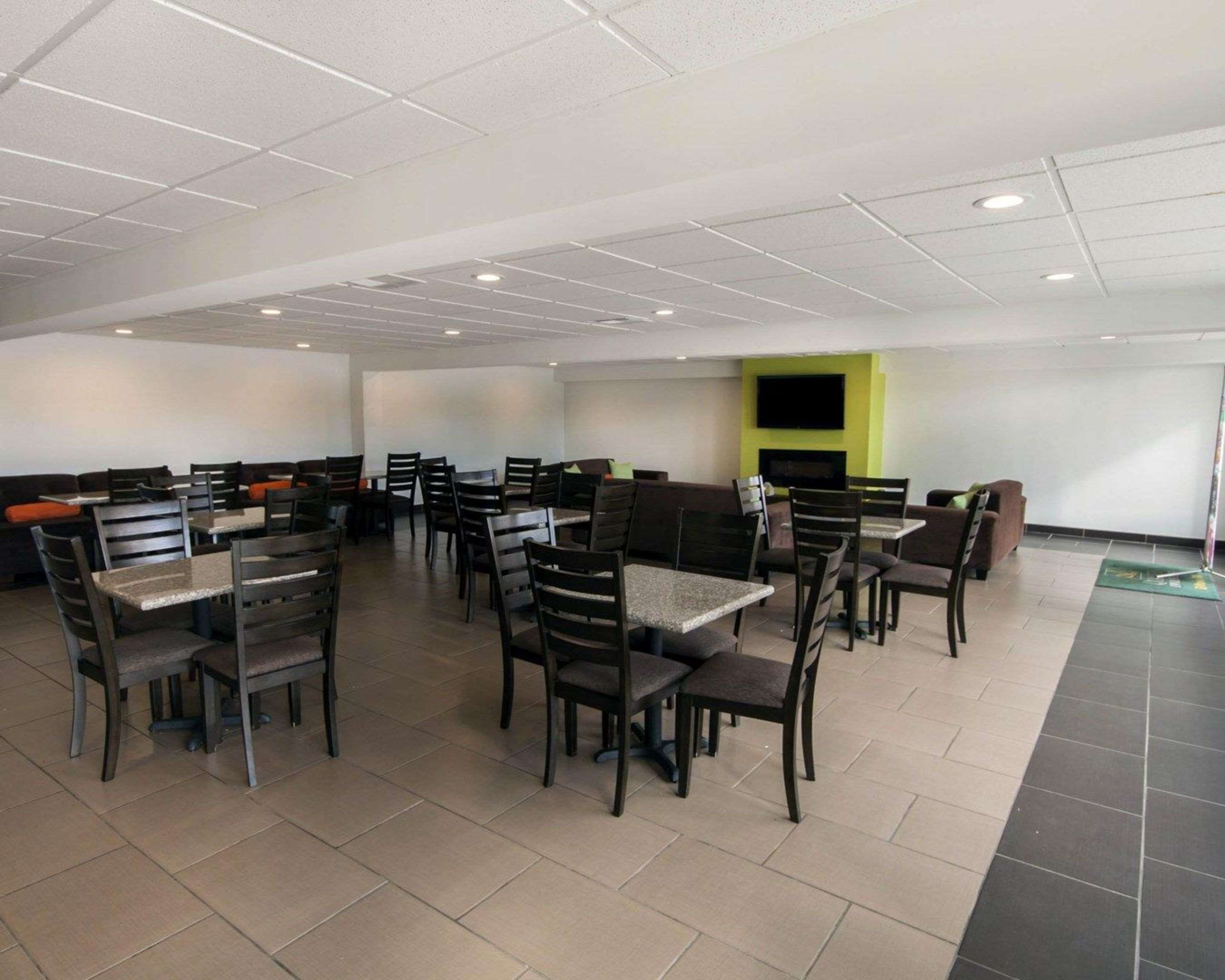 Enjoy breakfast in this seating area | Quality Inn And Suites