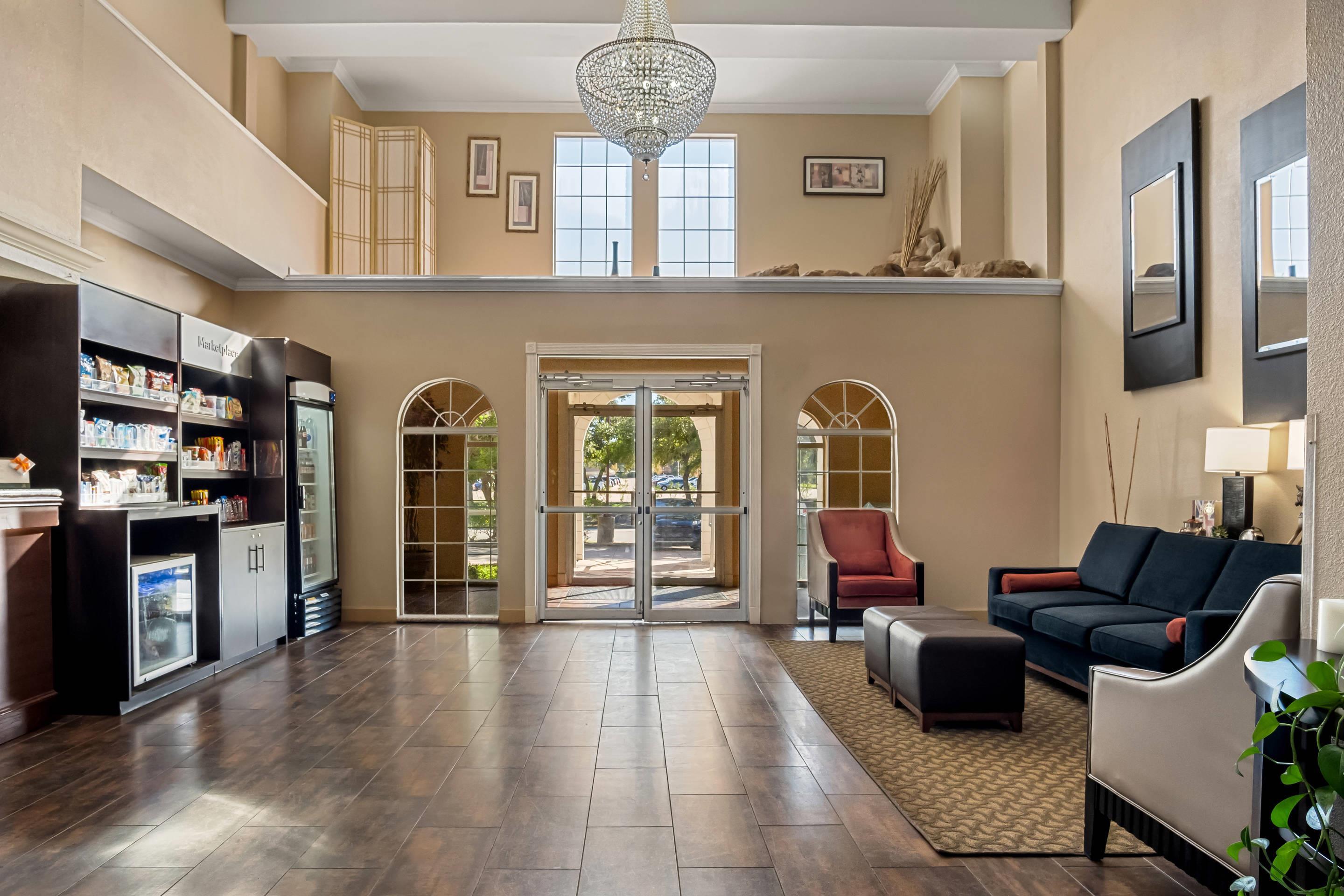 Lobby with sitting area | Quality Suites Las Colinas Center