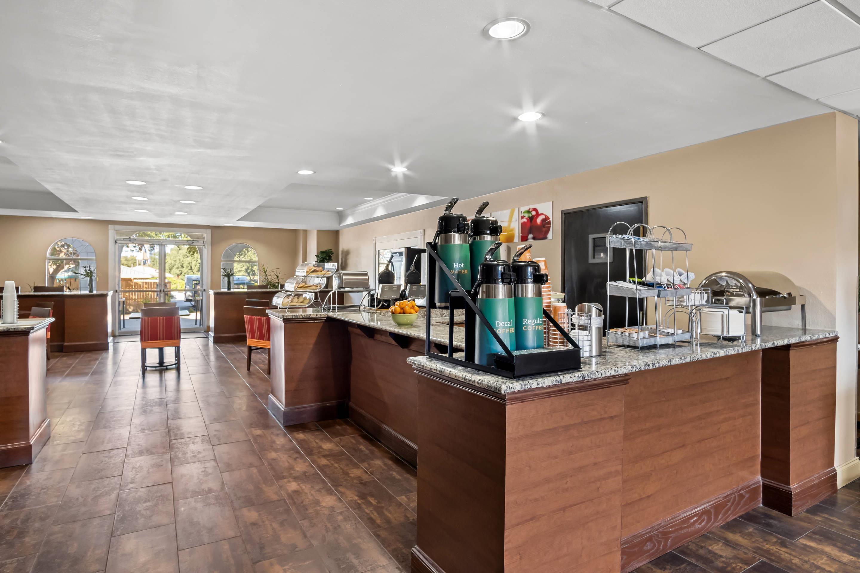Breakfast area | Quality Suites Las Colinas Center