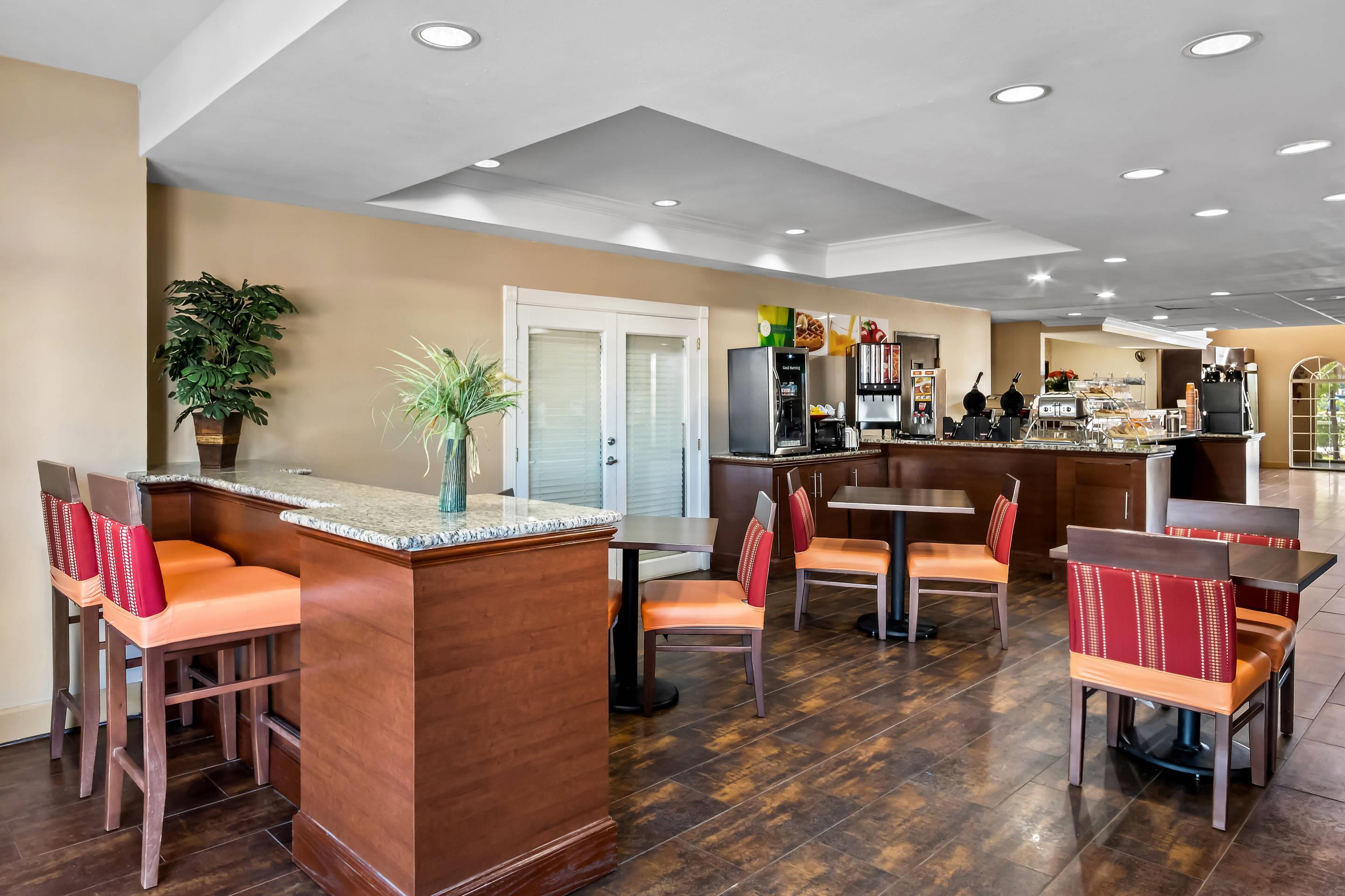 Enjoy breakfast in this seating area | Quality Suites Las Colinas Center