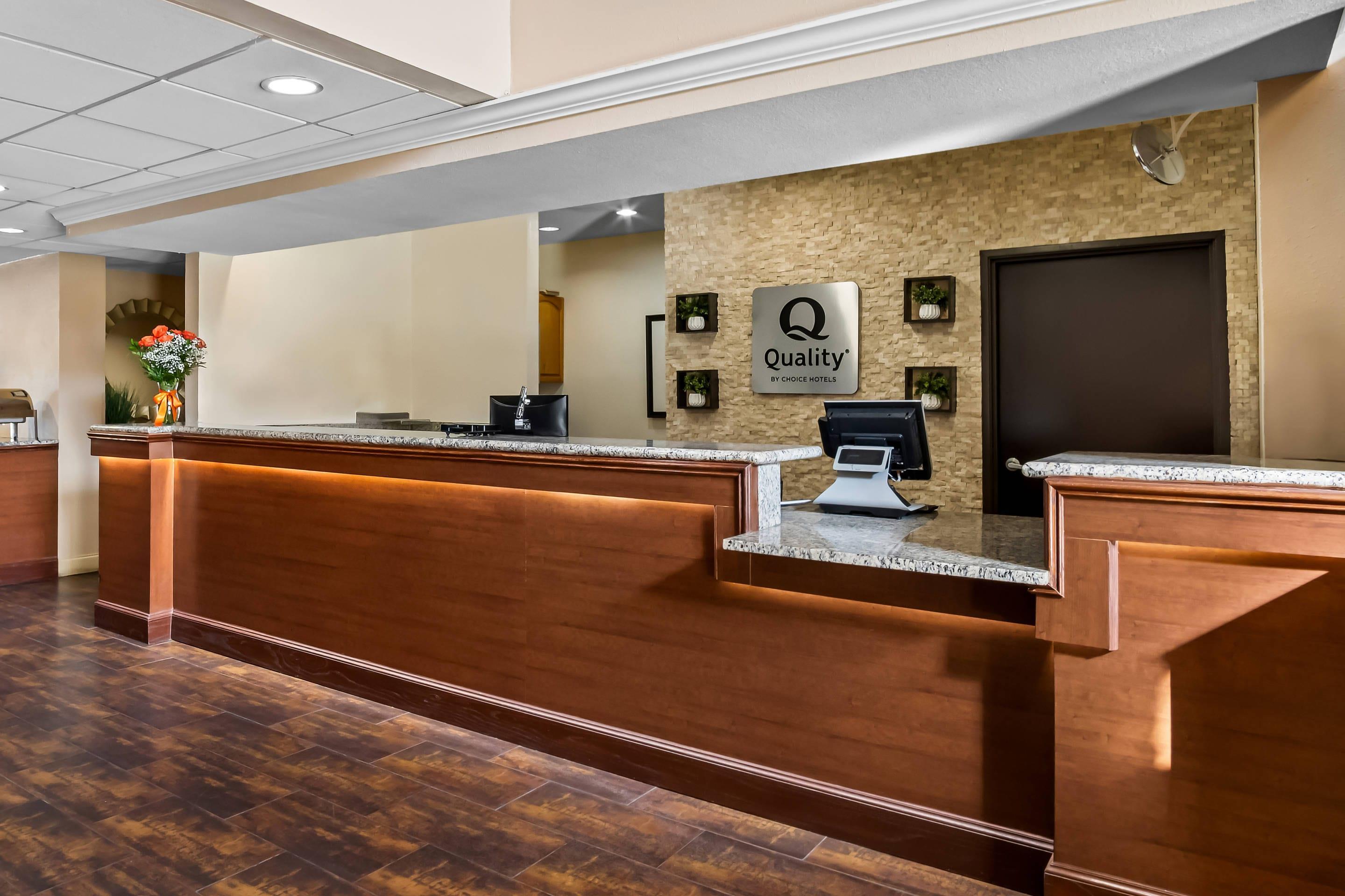 Front desk | Quality Suites Las Colinas Center