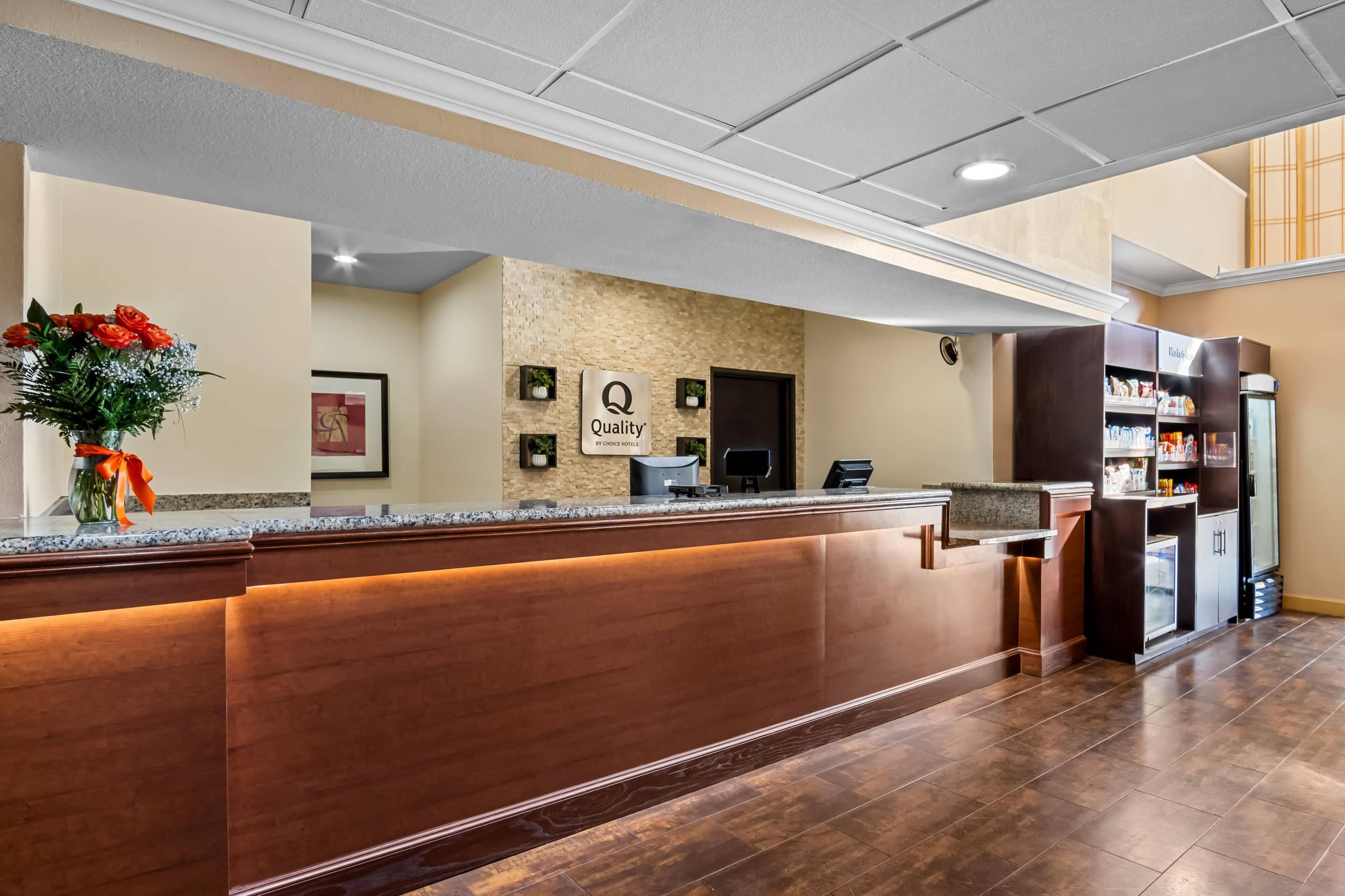 Front desk with friendly staff | Quality Suites Las Colinas Center